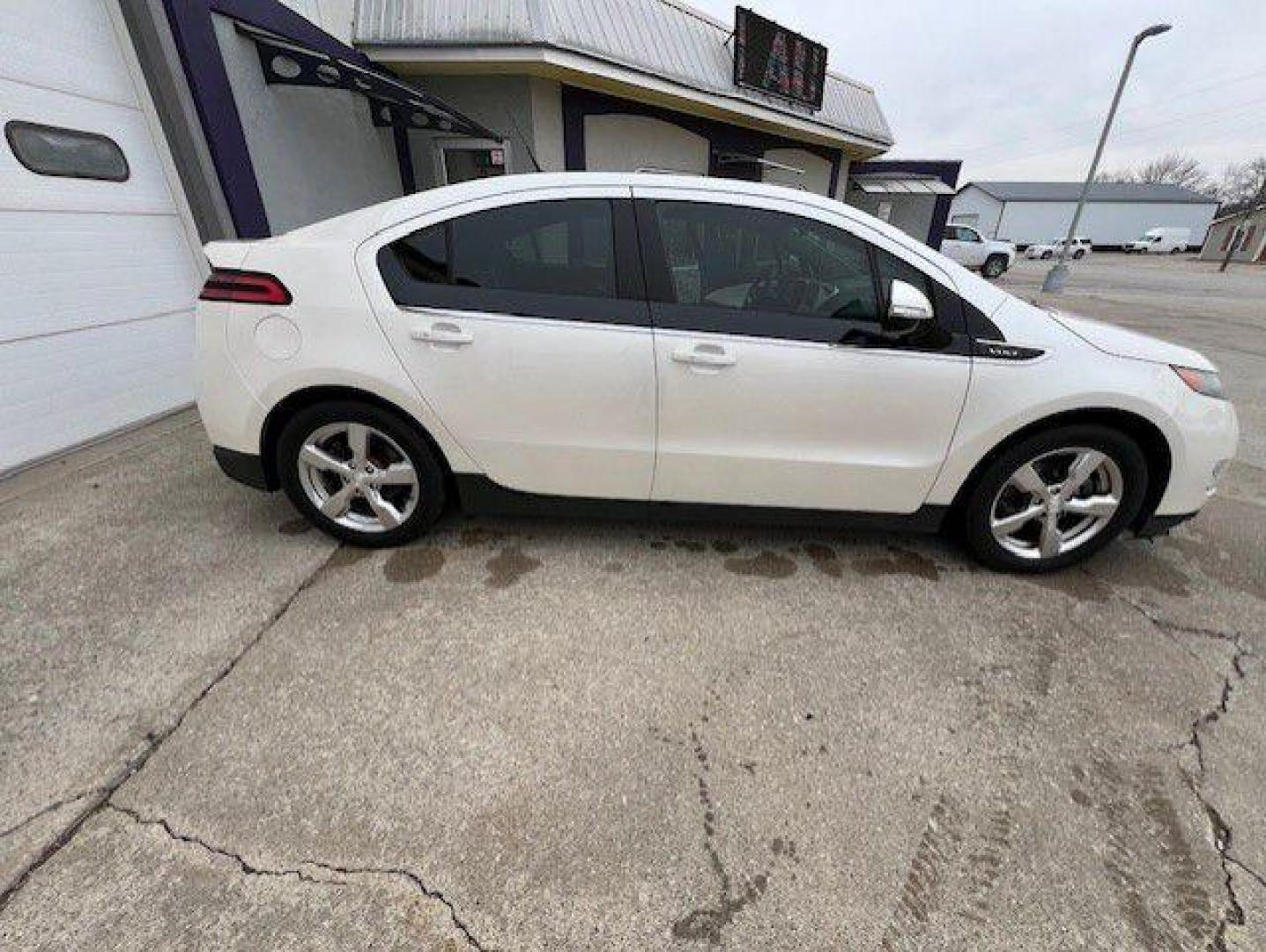 2012 WHITE CHEVROLET VOLT (1G1RD6E49CU) with an 1.4L engine, Automatic transmission, located at 1100 W. Sheridan Ave., Shenandoah, 51601, (712) 246-1600, 40.765678, -95.388817 - Photo#5