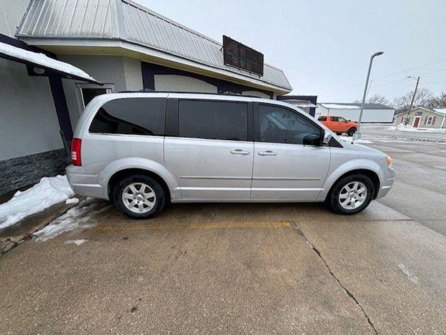 2010 SILVER CHRYSLER TOWN and COUNTRY TOURING PLUS (2A4RR8DX8AR) with an 4.0L engine, Automatic transmission, located at 1100 W. Sheridan Ave., Shenandoah, 51601, (712) 246-1600, 40.765678, -95.388817 - Photo#5