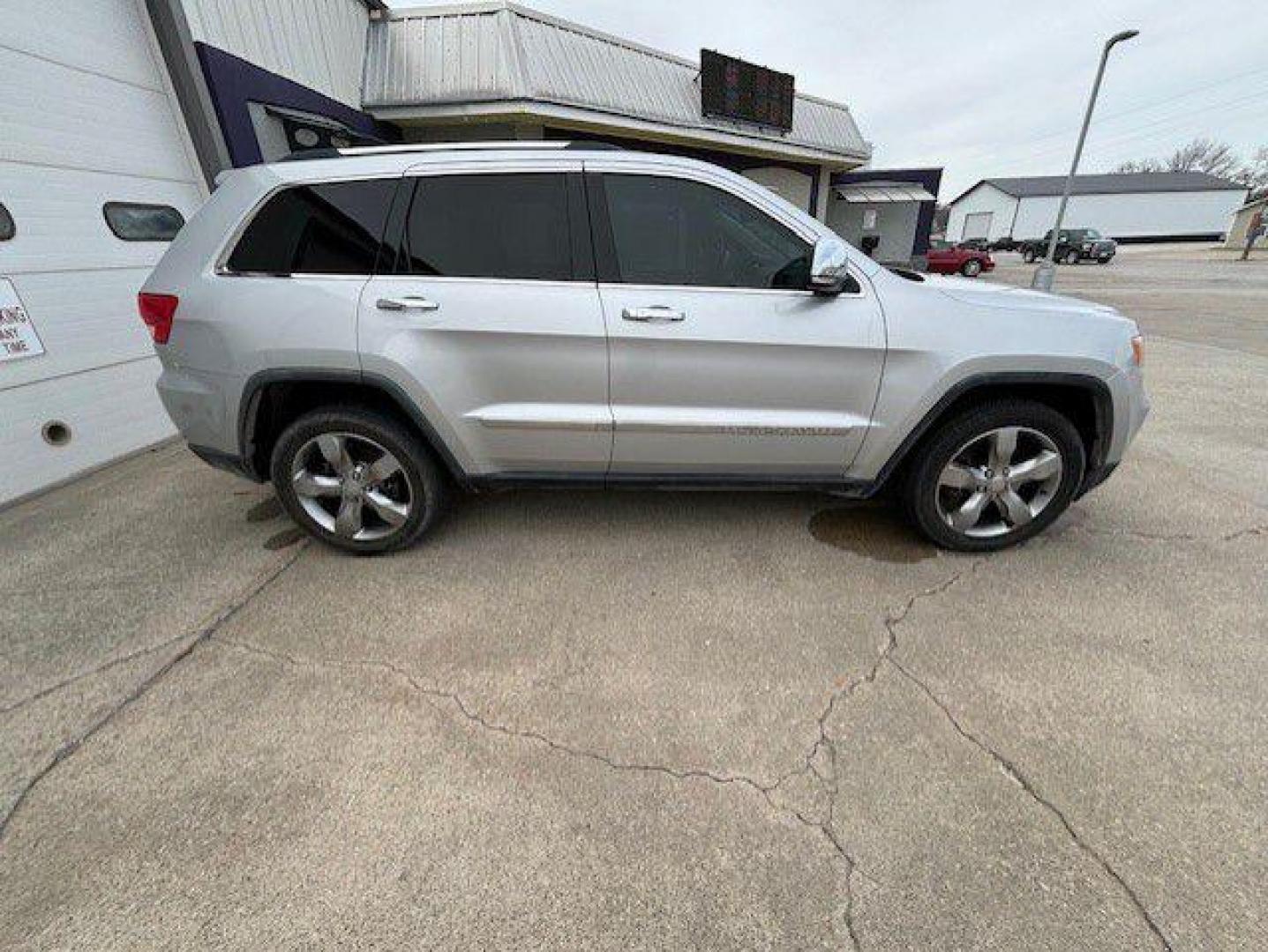 2011 SILVER JEEP GRAND CHEROKEE OVERLAND (1J4RR6GTXBC) with an 5.7L engine, Automatic transmission, located at 1100 W. Sheridan Ave., Shenandoah, 51601, (712) 246-1600, 40.765678, -95.388817 - Photo#7