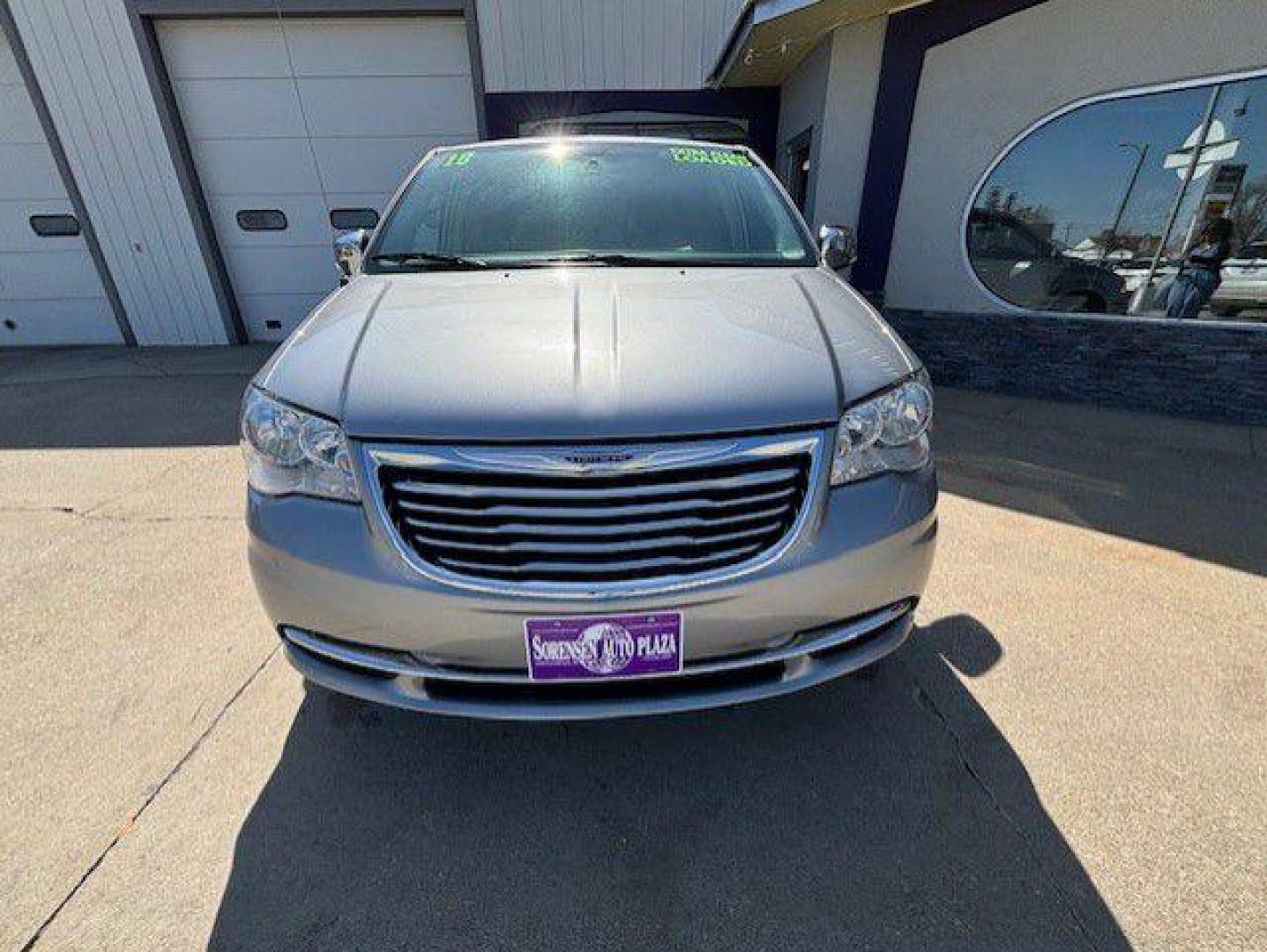 2016 SILVER CHRYSLER TOWN and COUNTRY LIMITED (2C4RC1JG7GR) with an 3.6L engine, Automatic transmission, located at 1100 W. Sheridan Ave., Shenandoah, 51601, (712) 246-1600, 40.765678, -95.388817 - Photo#9