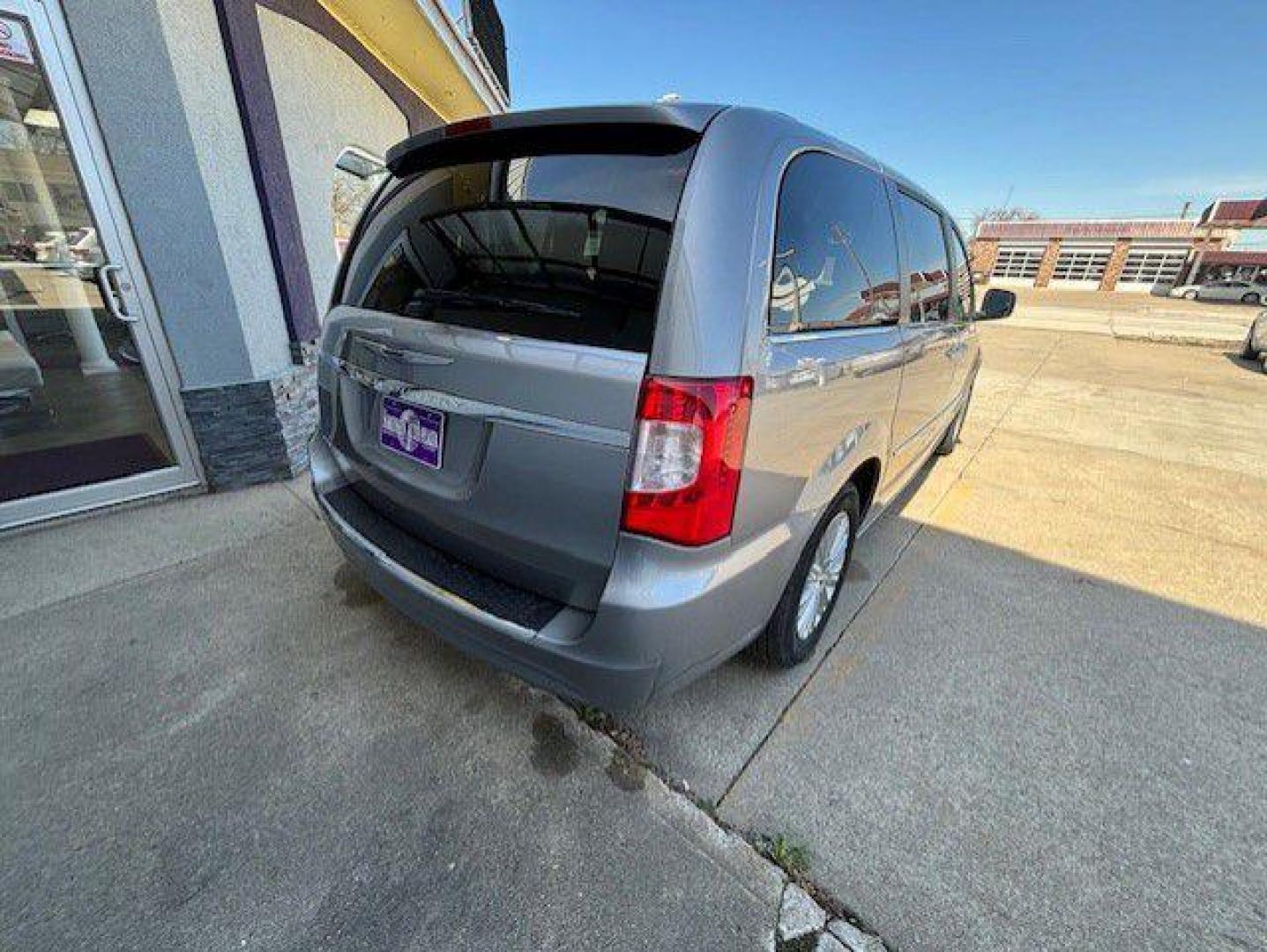 2016 SILVER CHRYSLER TOWN and COUNTRY LIMITED (2C4RC1JG7GR) with an 3.6L engine, Automatic transmission, located at 1100 W. Sheridan Ave., Shenandoah, 51601, (712) 246-1600, 40.765678, -95.388817 - Photo#1