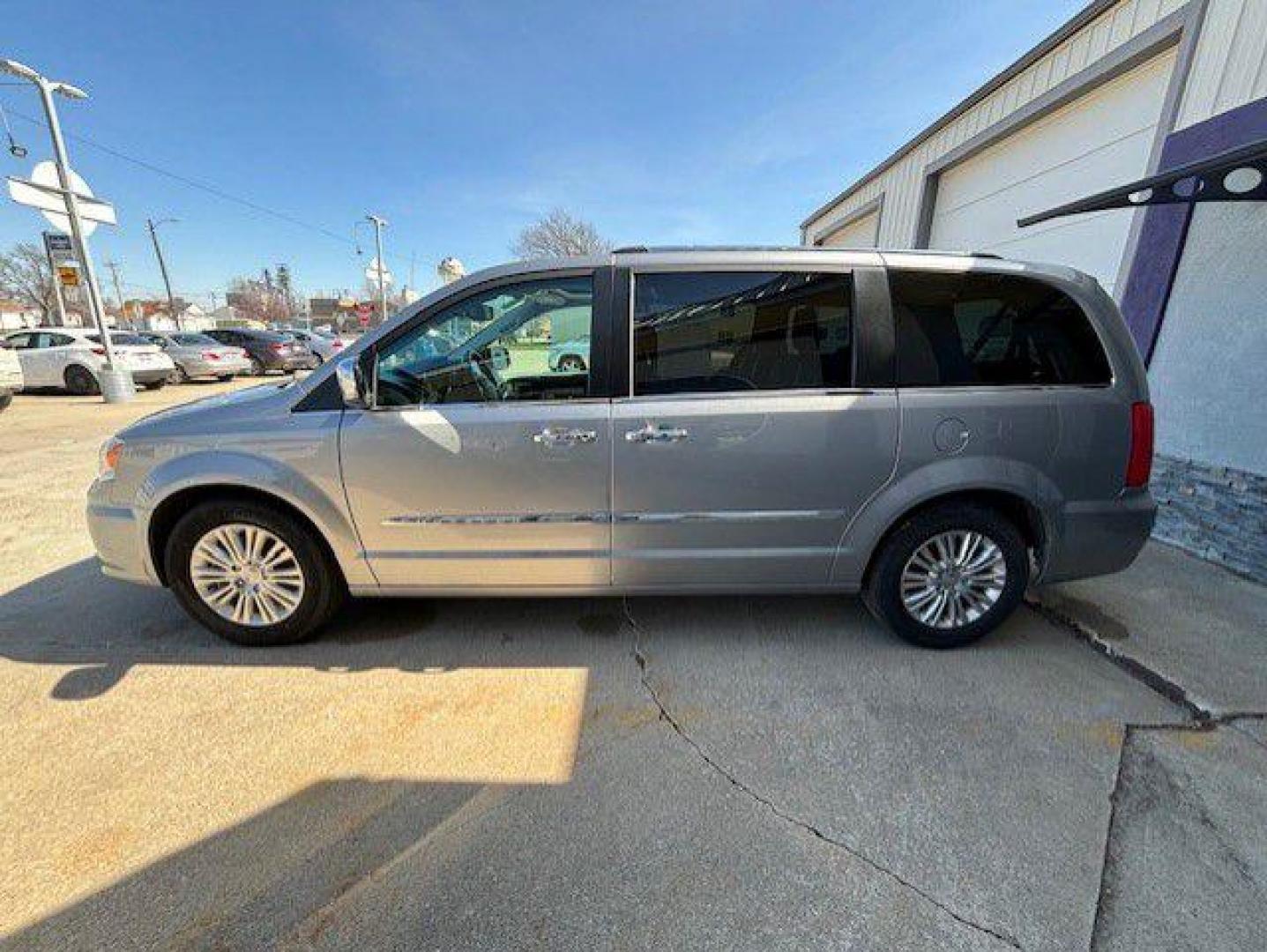 2016 SILVER CHRYSLER TOWN and COUNTRY LIMITED (2C4RC1JG7GR) with an 3.6L engine, Automatic transmission, located at 1100 W. Sheridan Ave., Shenandoah, 51601, (712) 246-1600, 40.765678, -95.388817 - Photo#2