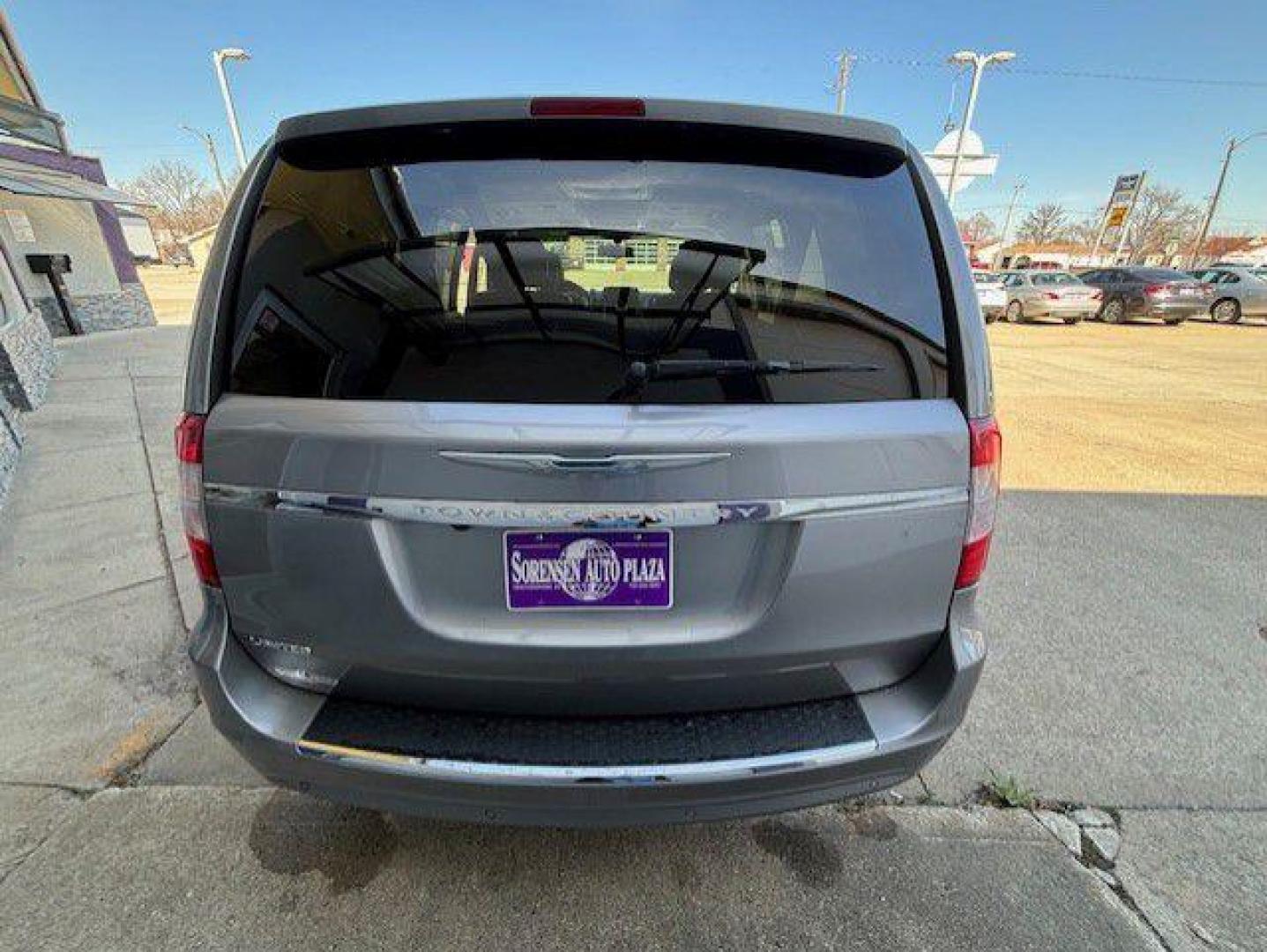 2016 SILVER CHRYSLER TOWN and COUNTRY LIMITED (2C4RC1JG7GR) with an 3.6L engine, Automatic transmission, located at 1100 W. Sheridan Ave., Shenandoah, 51601, (712) 246-1600, 40.765678, -95.388817 - Photo#7