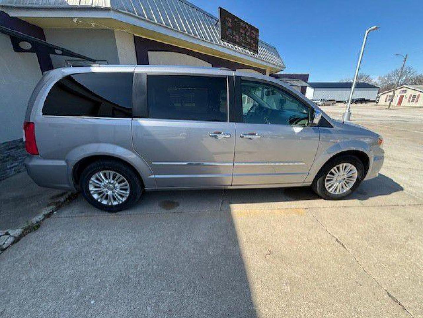 2016 SILVER CHRYSLER TOWN and COUNTRY LIMITED (2C4RC1JG7GR) with an 3.6L engine, Automatic transmission, located at 1100 W. Sheridan Ave., Shenandoah, 51601, (712) 246-1600, 40.765678, -95.388817 - Photo#8