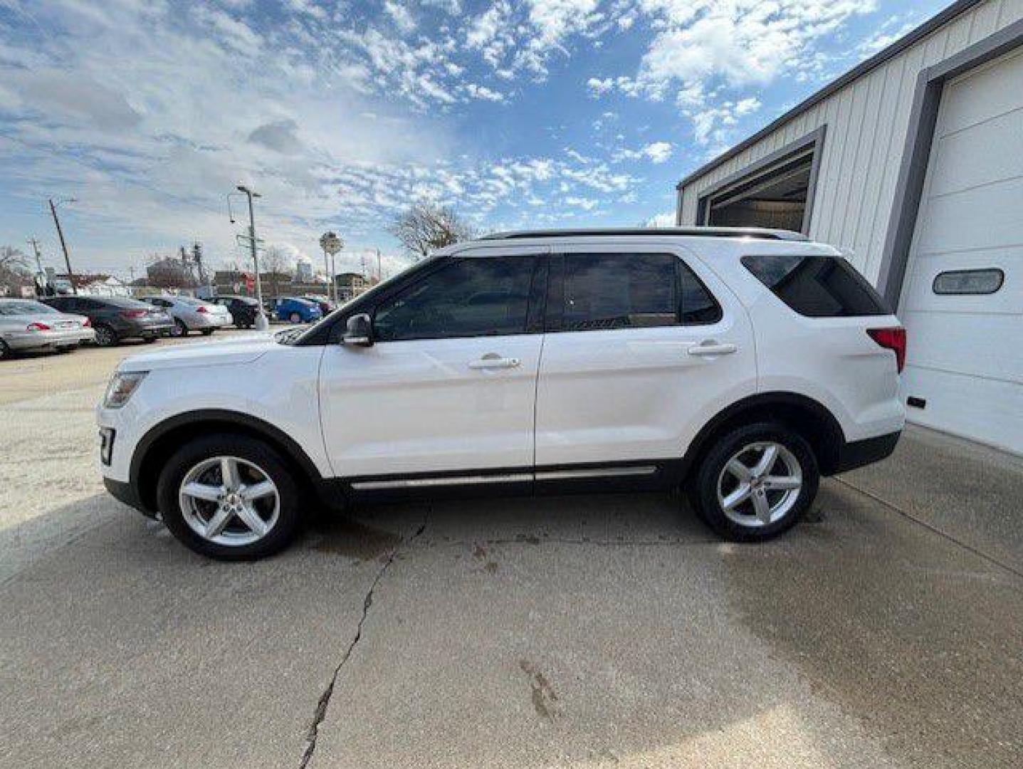 2016 WHITE FORD EXPLORER XLT (1FM5K8D89GG) with an 3.5L engine, Automatic transmission, located at 1100 W. Sheridan Ave., Shenandoah, 51601, (712) 246-1600, 40.765678, -95.388817 - Photo#2