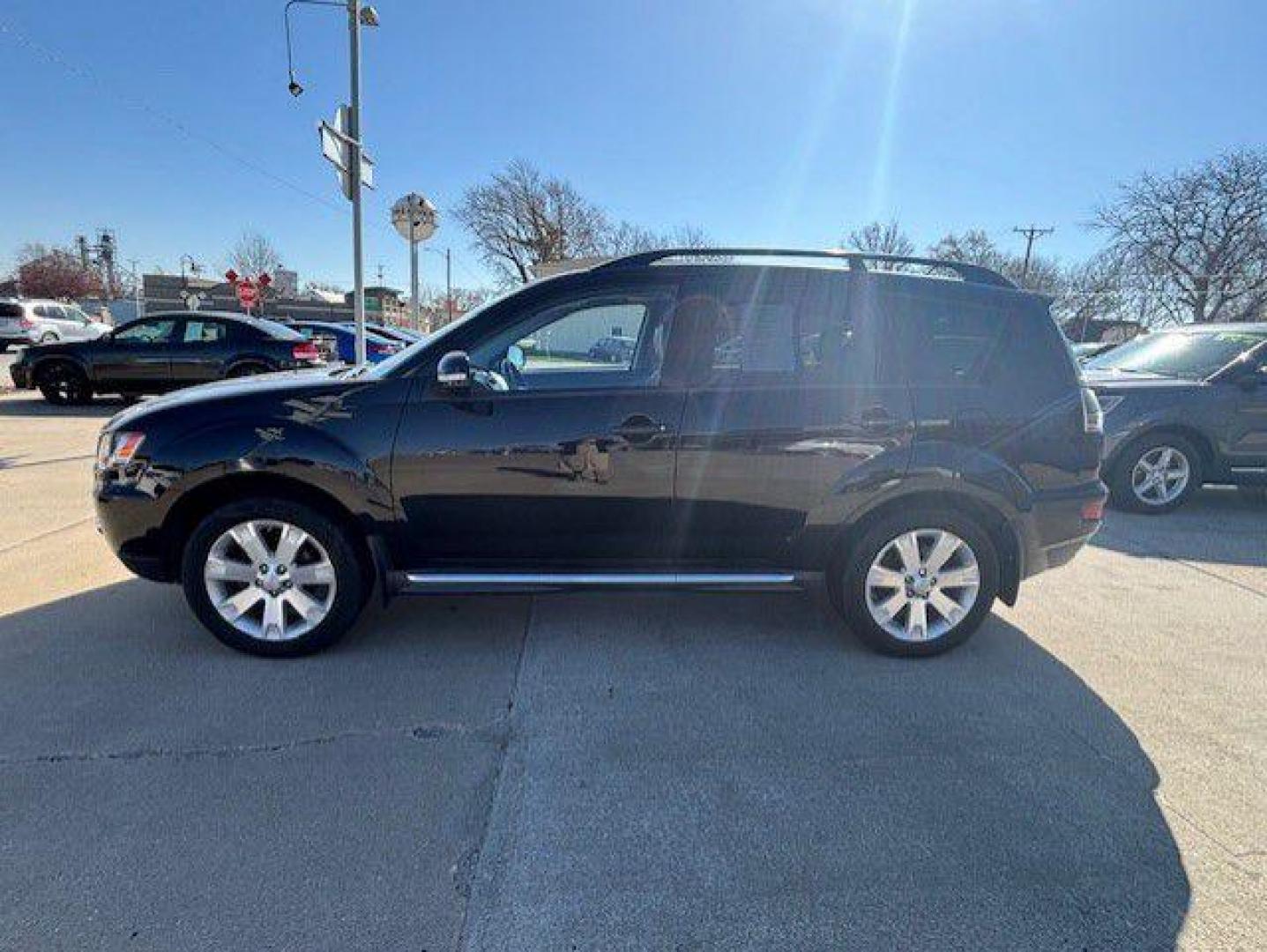 2011 BLACK MITSUBISHI OUTLANDER SE (JA4JT3AW6BU) with an 2.4L engine, Continuously Variable transmission, located at 1100 W. Sheridan Ave., Shenandoah, 51601, (712) 246-1600, 40.765678, -95.388817 - Photo#2