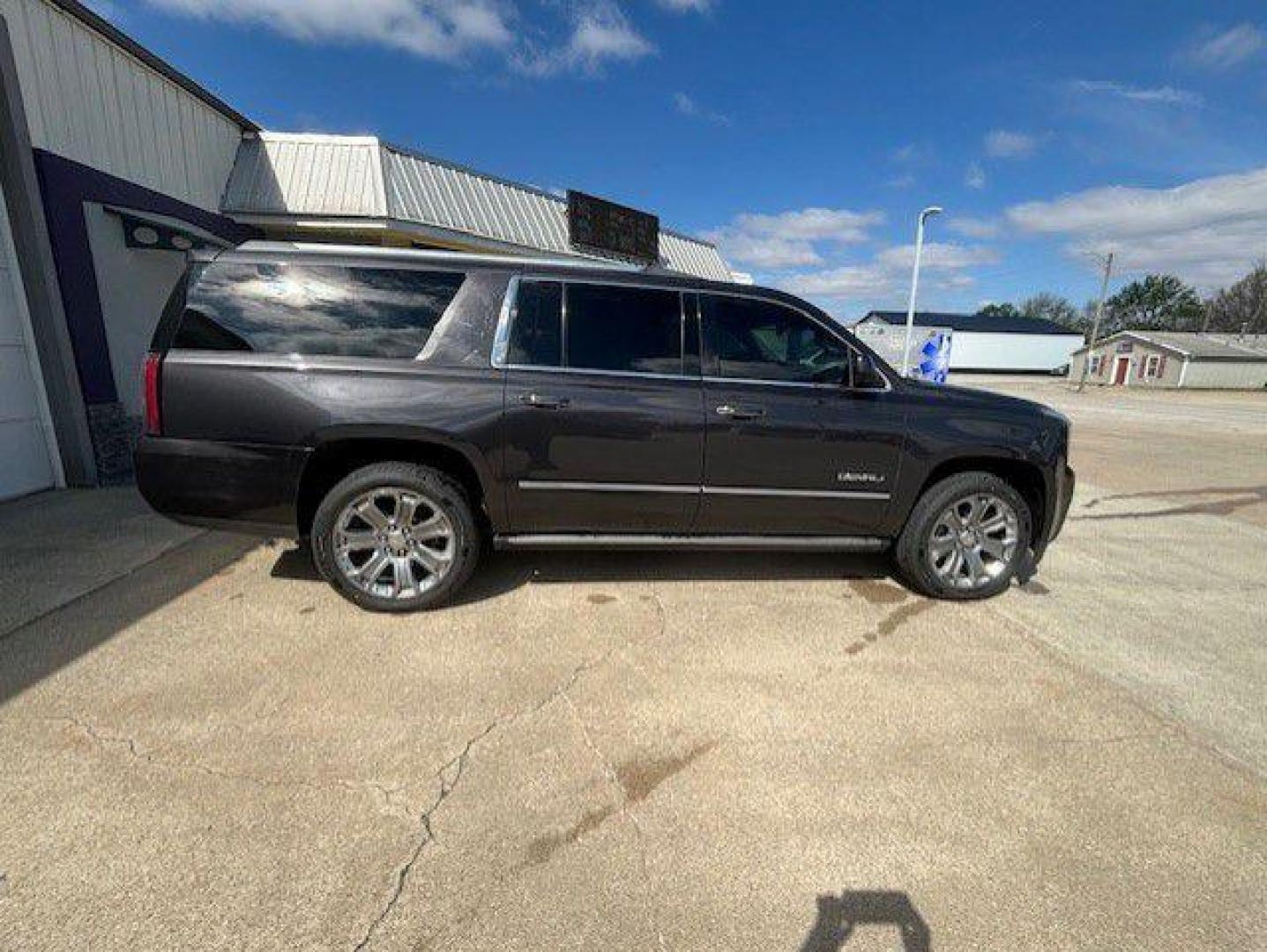 2015 GRAY GMC YUKON XL DENALI (1GKS2JKJ6FR) with an 6.2L engine, Automatic transmission, located at 1100 W. Sheridan Ave., Shenandoah, 51601, (712) 246-1600, 40.765678, -95.388817 - Photo#8