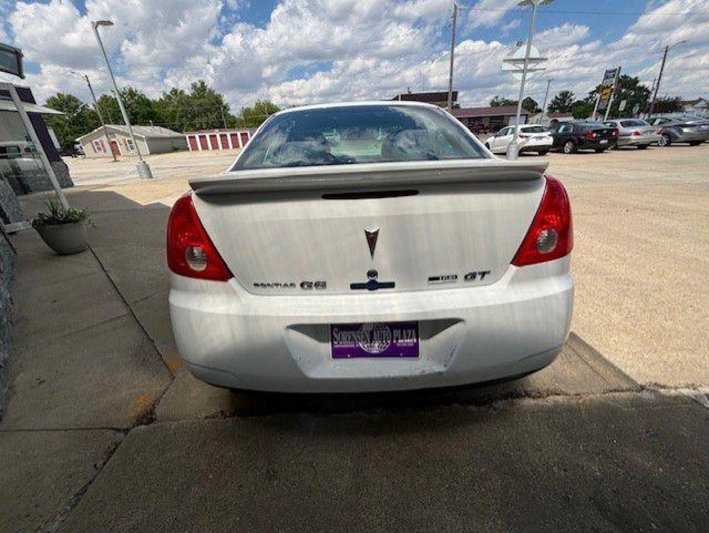 2010 WHITE PONTIAC G6 (1G2ZA5EKXA4) with an 3.5L engine, Automatic transmission, located at 1100 W. Sheridan Ave., Shenandoah, 51601, (712) 246-1600, 40.765678, -95.388817 - Photo#2