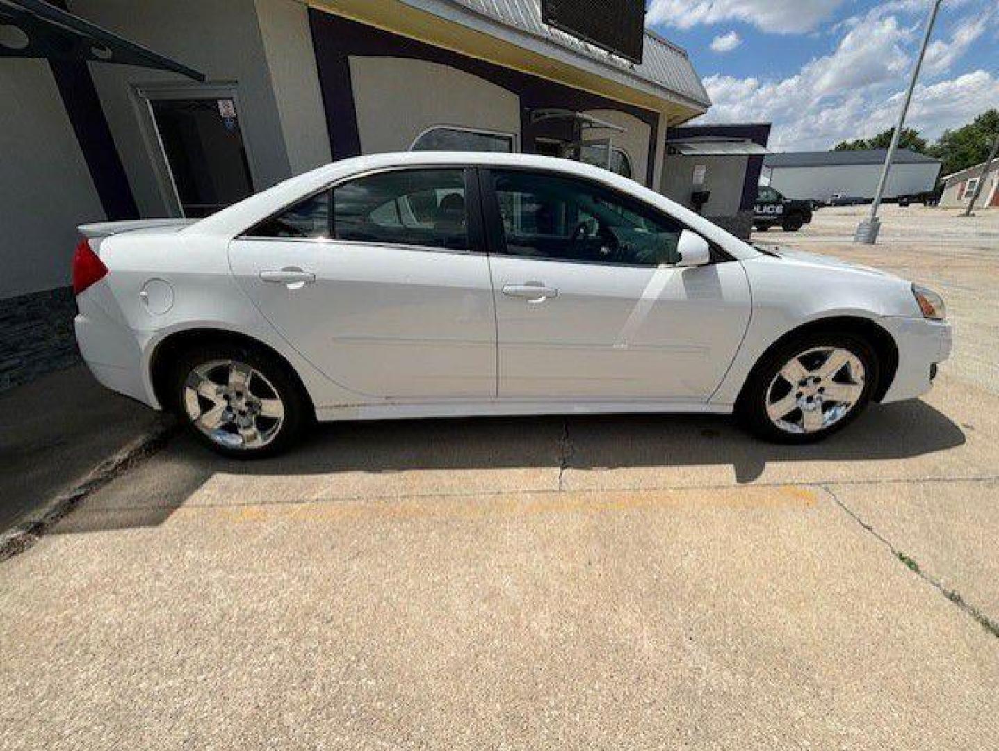 2010 WHITE PONTIAC G6 (1G2ZA5EKXA4) with an 3.5L engine, Automatic transmission, located at 1100 W. Sheridan Ave., Shenandoah, 51601, (712) 246-1600, 40.765678, -95.388817 - Photo#3