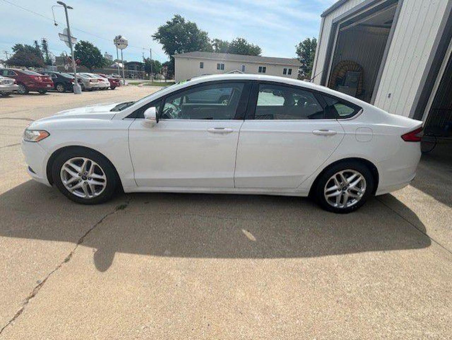 2016 WHITE FORD FUSION SE (3FA6P0H70GR) with an 2.5L engine, Automatic transmission, located at 1100 W. Sheridan Ave., Shenandoah, 51601, (712) 246-1600, 40.765678, -95.388817 - Photo#1