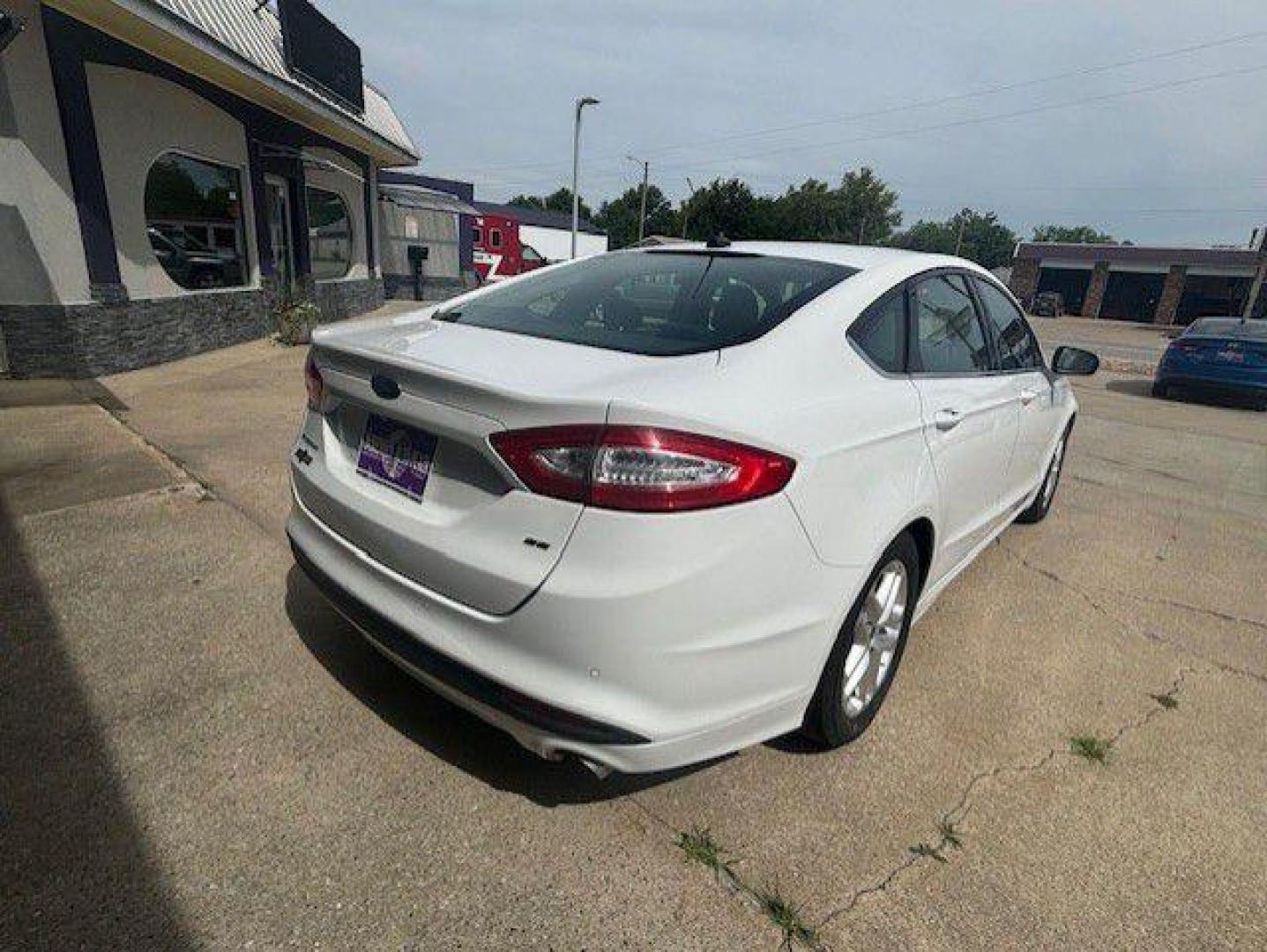 2016 WHITE FORD FUSION SE (3FA6P0H70GR) with an 2.5L engine, Automatic transmission, located at 1100 W. Sheridan Ave., Shenandoah, 51601, (712) 246-1600, 40.765678, -95.388817 - Photo#3