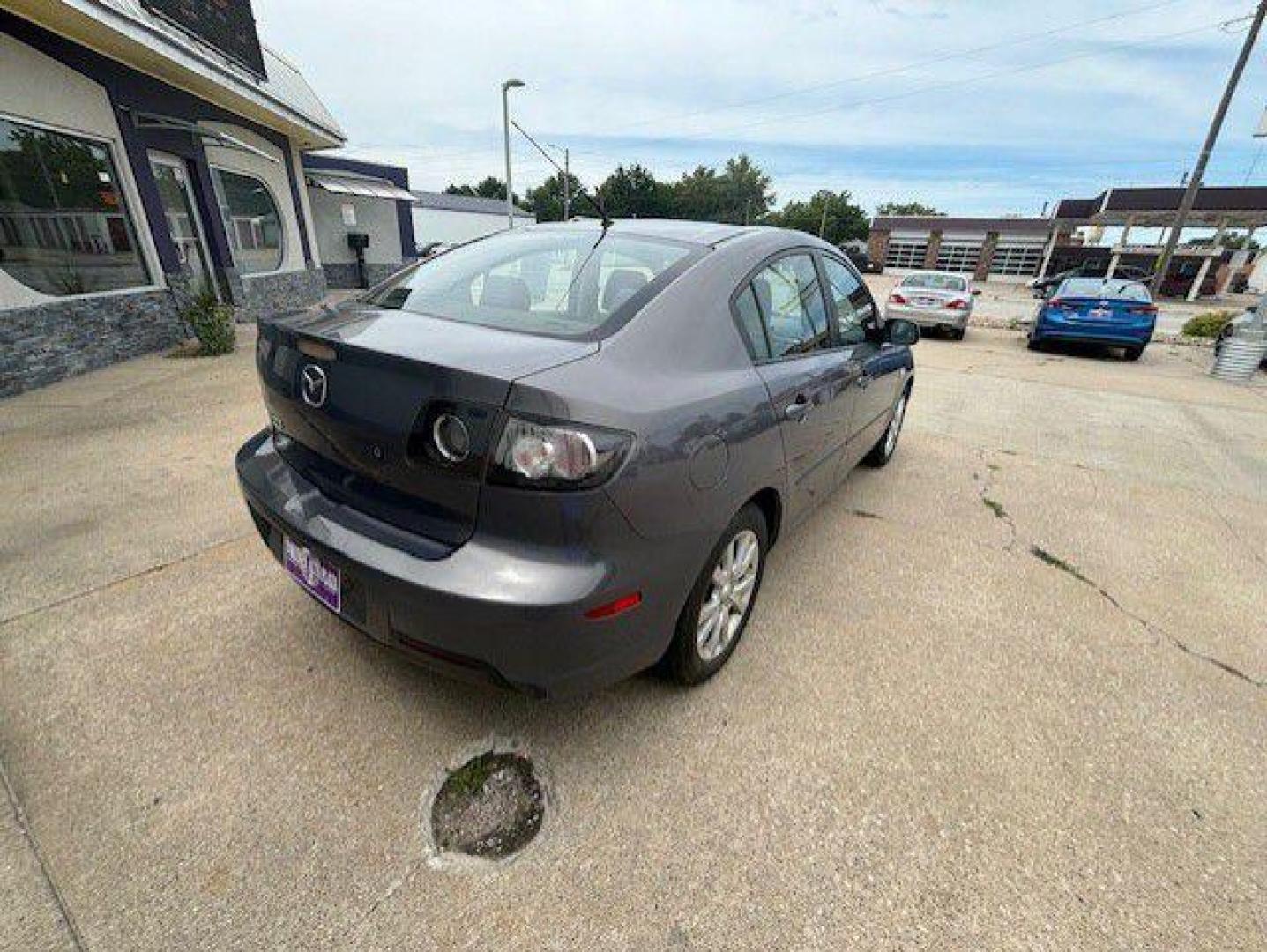 2008 GRAY MAZDA 3 I (JM1BK32F581) with an 2.0L engine, Automatic transmission, located at 1100 W. Sheridan Ave., Shenandoah, 51601, (712) 246-1600, 40.765678, -95.388817 - Photo#4