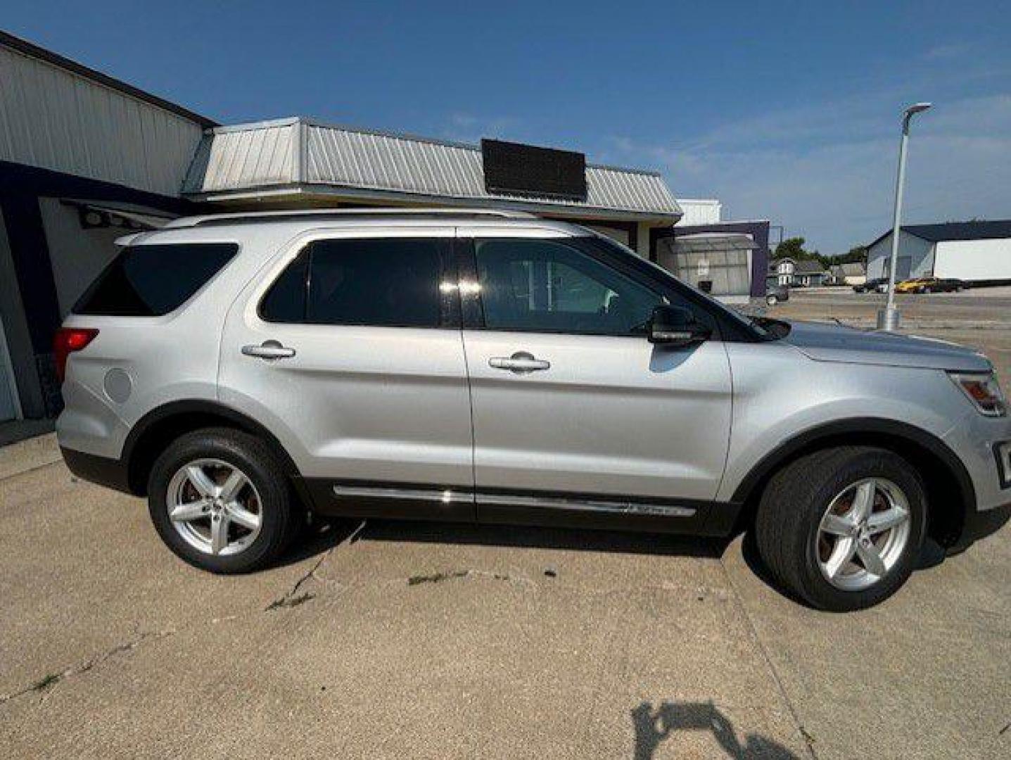 2017 SILVER FORD EXPLORER XLT (1FM5K8D8XHG) with an 3.5L engine, Automatic transmission, located at 1100 W. Sheridan Ave., Shenandoah, 51601, (712) 246-1600, 40.765678, -95.388817 - Photo#8