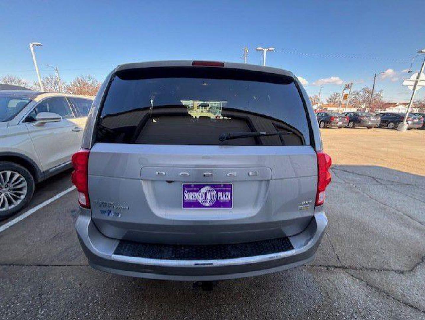 2018 SILVER DODGE GRAND CARAVAN SXT (2C4RDGCG6JR) with an 3.6L engine, Automatic transmission, located at 1100 W. Sheridan Ave., Shenandoah, 51601, (712) 246-1600, 40.765678, -95.388817 - Photo#6