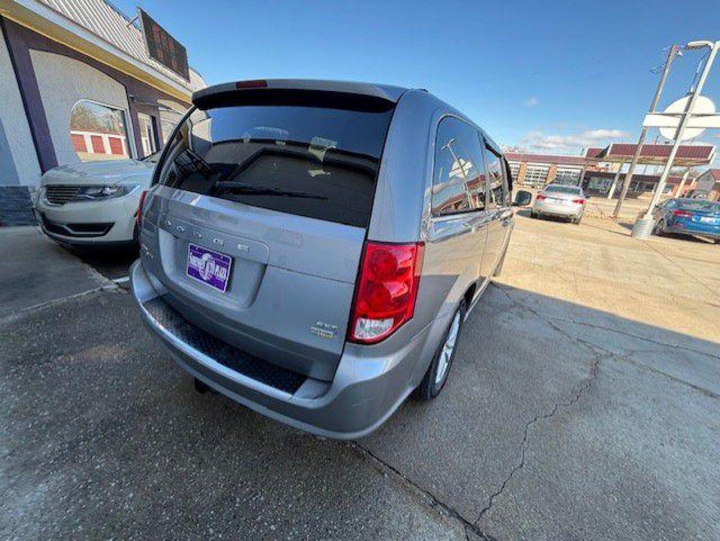 2018 SILVER DODGE GRAND CARAVAN SXT (2C4RDGCG6JR) with an 3.6L engine, Automatic transmission, located at 1100 W. Sheridan Ave., Shenandoah, 51601, (712) 246-1600, 40.765678, -95.388817 - Photo#7