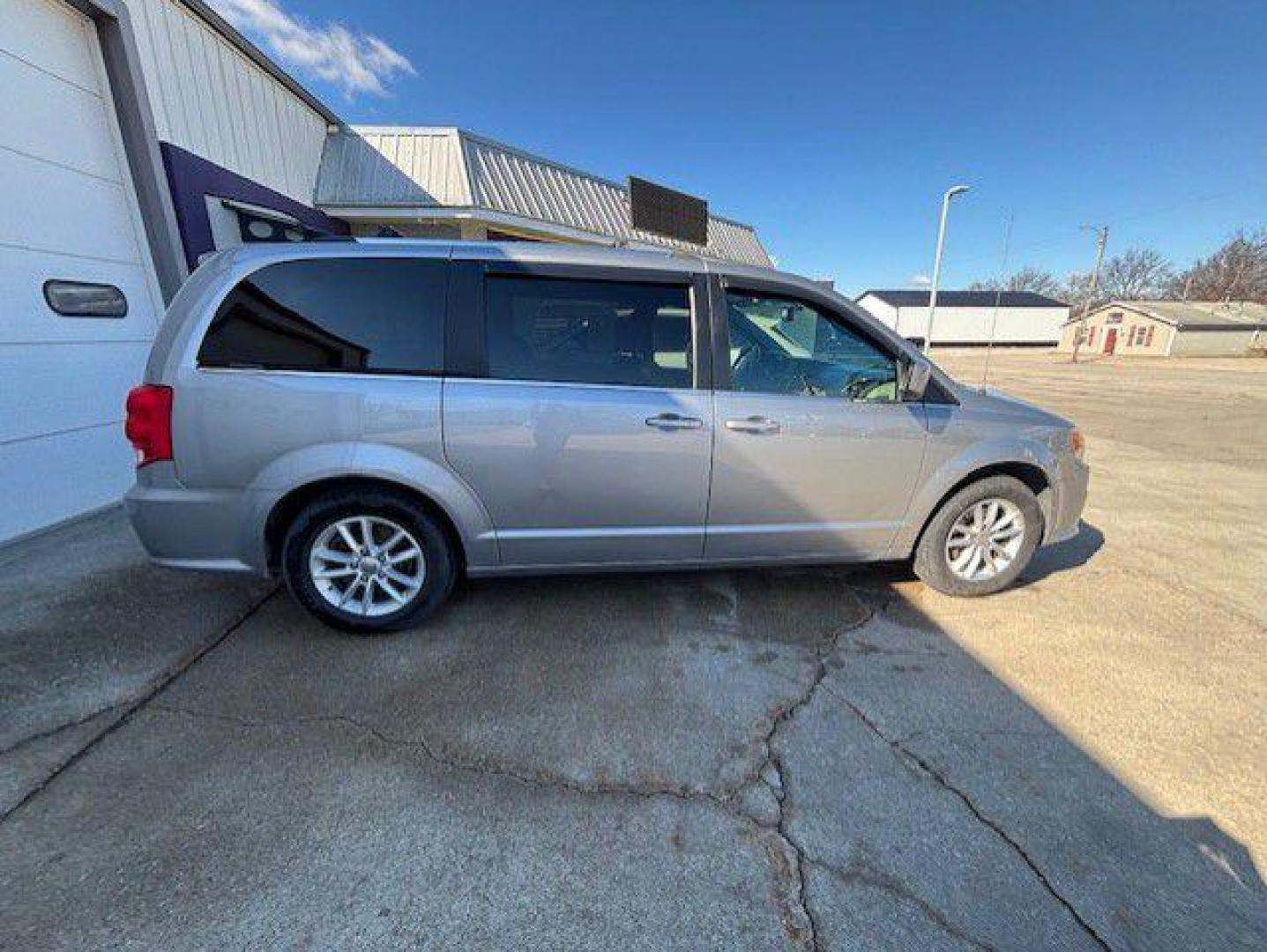 2018 SILVER DODGE GRAND CARAVAN SXT (2C4RDGCG6JR) with an 3.6L engine, Automatic transmission, located at 1100 W. Sheridan Ave., Shenandoah, 51601, (712) 246-1600, 40.765678, -95.388817 - Photo#8