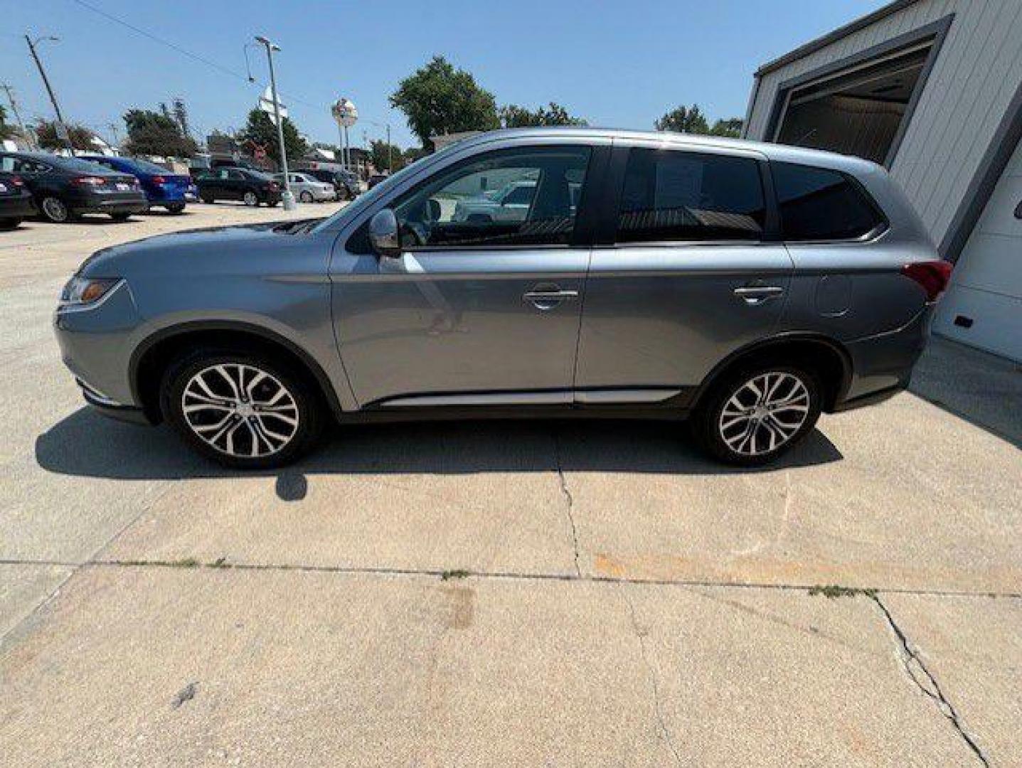 2016 GRAY MITSUBISHI OUTLANDER SE (JA4AZ3A31GZ) with an 2.4L engine, Automatic transmission, located at 1100 W. Sheridan Ave., Shenandoah, 51601, (712) 246-1600, 40.765678, -95.388817 - Photo#1