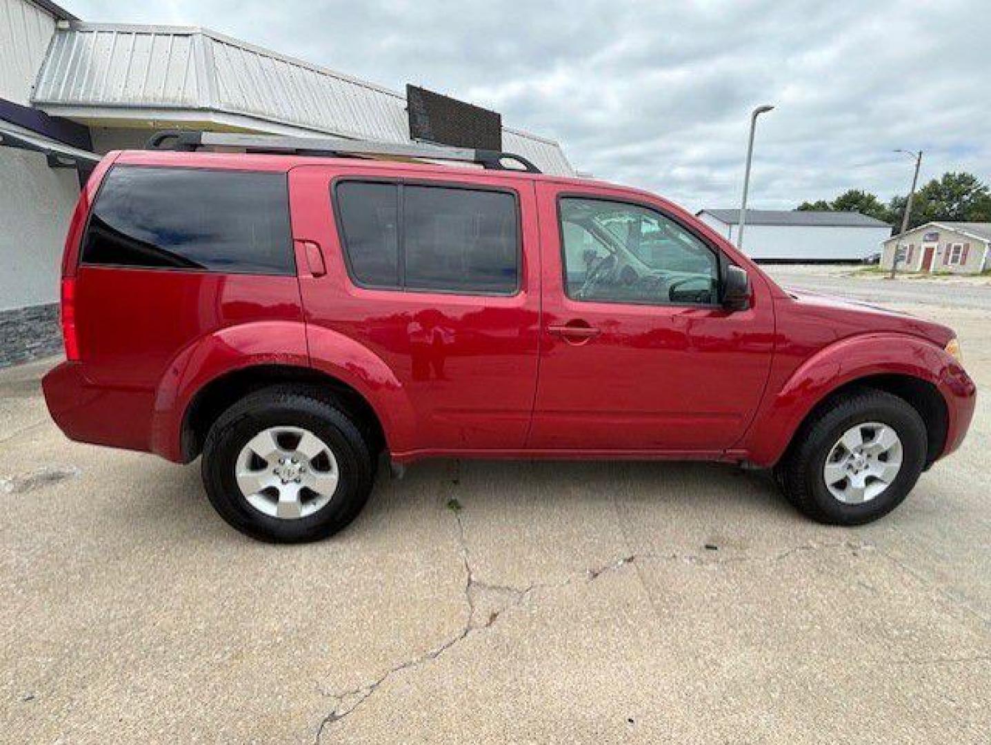 2010 RED NISSAN PATHFINDER S (5N1AR1NB3AC) with an 4.0L engine, Automatic transmission, located at 1100 W. Sheridan Ave., Shenandoah, 51601, (712) 246-1600, 40.765678, -95.388817 - Photo#8