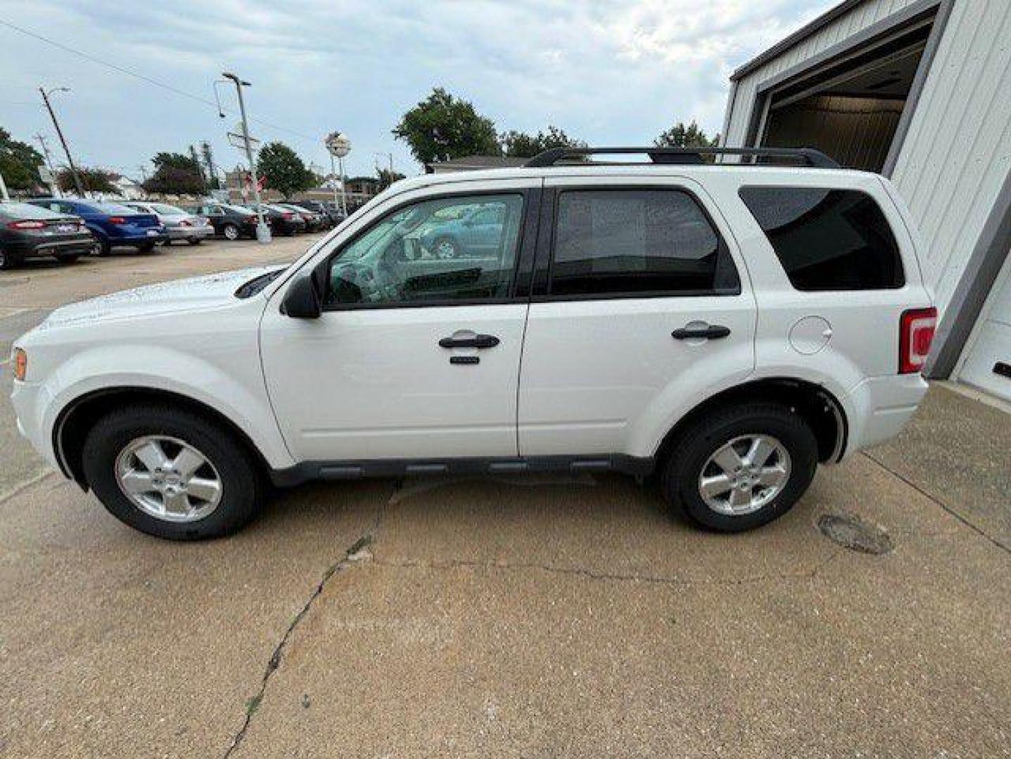 2011 WHITE FORD ESCAPE XLT (1FMCU9D7XBK) with an 2.5L engine, Automatic transmission, located at 1100 W. Sheridan Ave., Shenandoah, 51601, (712) 246-1600, 40.765678, -95.388817 - Photo#1