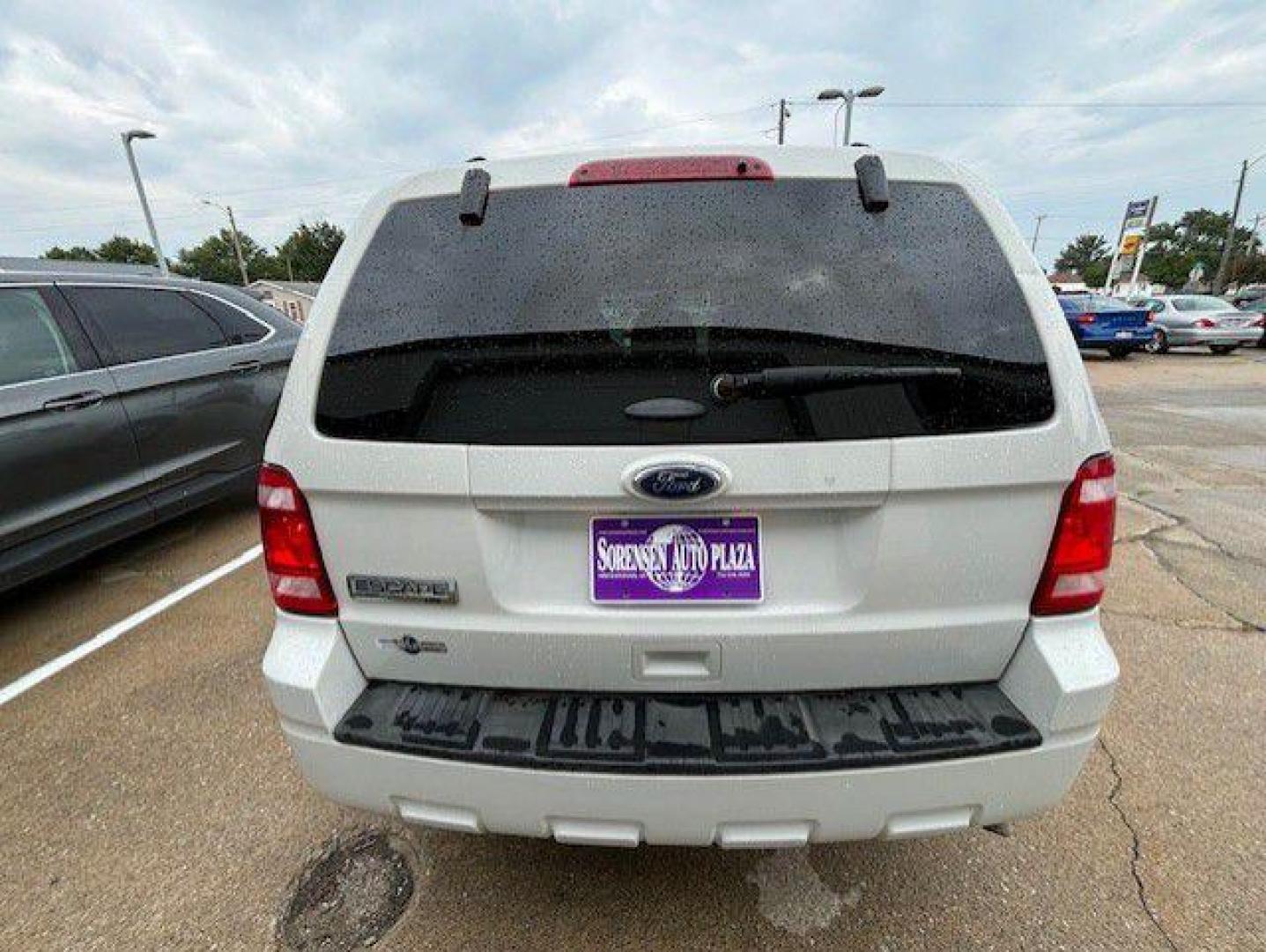 2011 WHITE FORD ESCAPE XLT (1FMCU9D7XBK) with an 2.5L engine, Automatic transmission, located at 1100 W. Sheridan Ave., Shenandoah, 51601, (712) 246-1600, 40.765678, -95.388817 - Photo#5