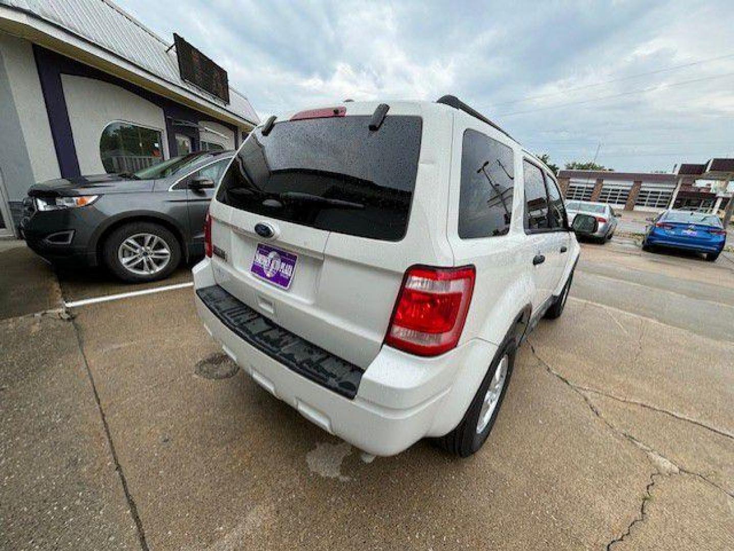 2011 WHITE FORD ESCAPE XLT (1FMCU9D7XBK) with an 2.5L engine, Automatic transmission, located at 1100 W. Sheridan Ave., Shenandoah, 51601, (712) 246-1600, 40.765678, -95.388817 - Photo#6