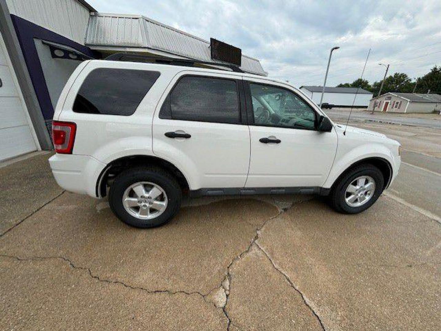 2011 WHITE FORD ESCAPE XLT (1FMCU9D7XBK) with an 2.5L engine, Automatic transmission, located at 1100 W. Sheridan Ave., Shenandoah, 51601, (712) 246-1600, 40.765678, -95.388817 - Photo#7