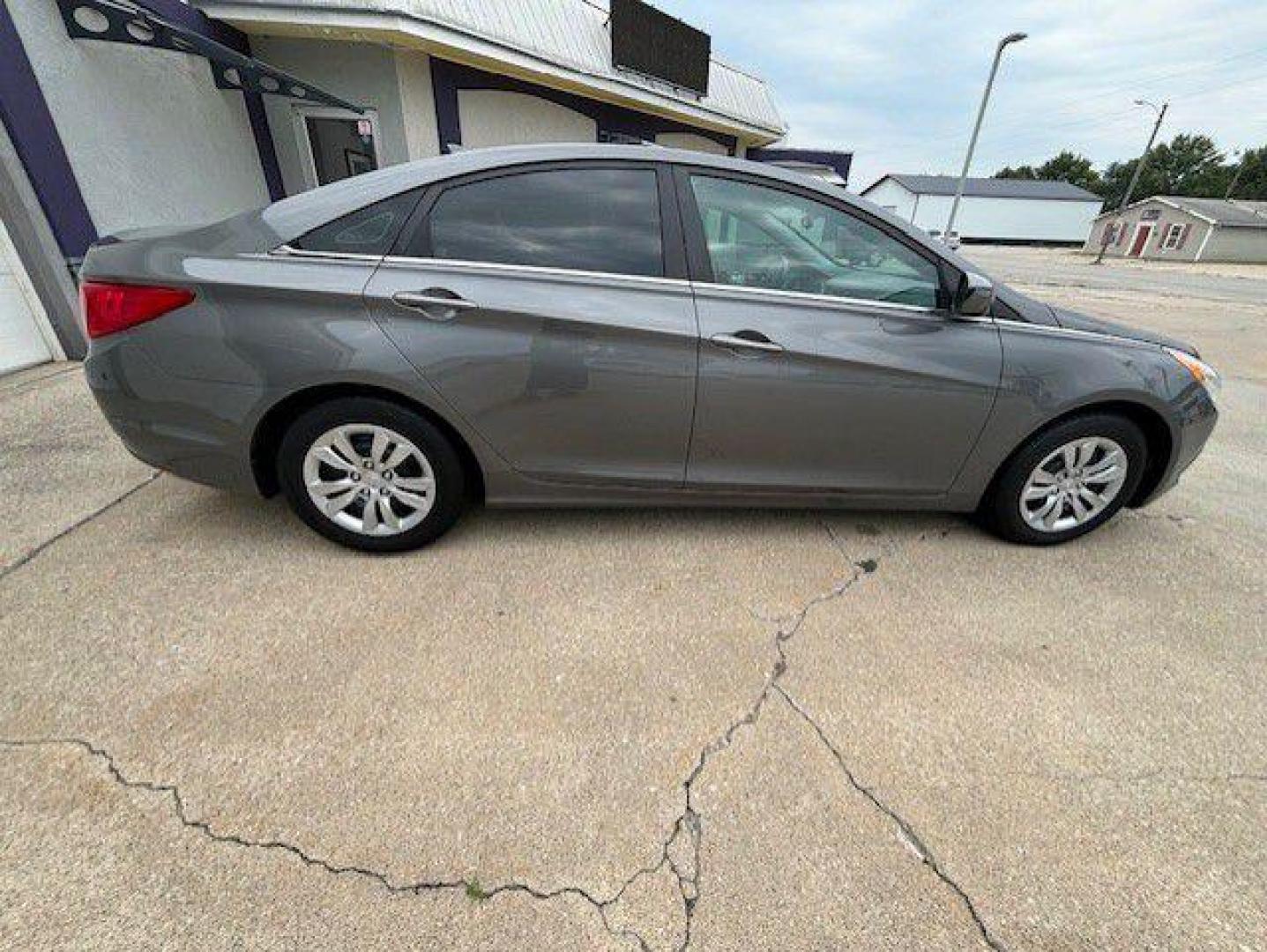 2012 GRAY HYUNDAI SONATA GLS (5NPEB4AC1CH) with an 2.4L engine, Automatic transmission, located at 1100 W. Sheridan Ave., Shenandoah, 51601, (712) 246-1600, 40.765678, -95.388817 - Photo#7