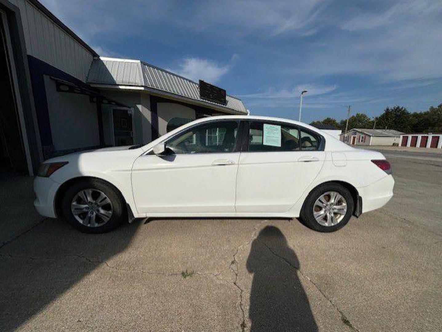 2008 WHITE HONDA ACCORD LXP (JHMCP26418C) with an 2.4L engine, Automatic transmission, located at 1100 W. Sheridan Ave., Shenandoah, 51601, (712) 246-1600, 40.765678, -95.388817 - Photo#1