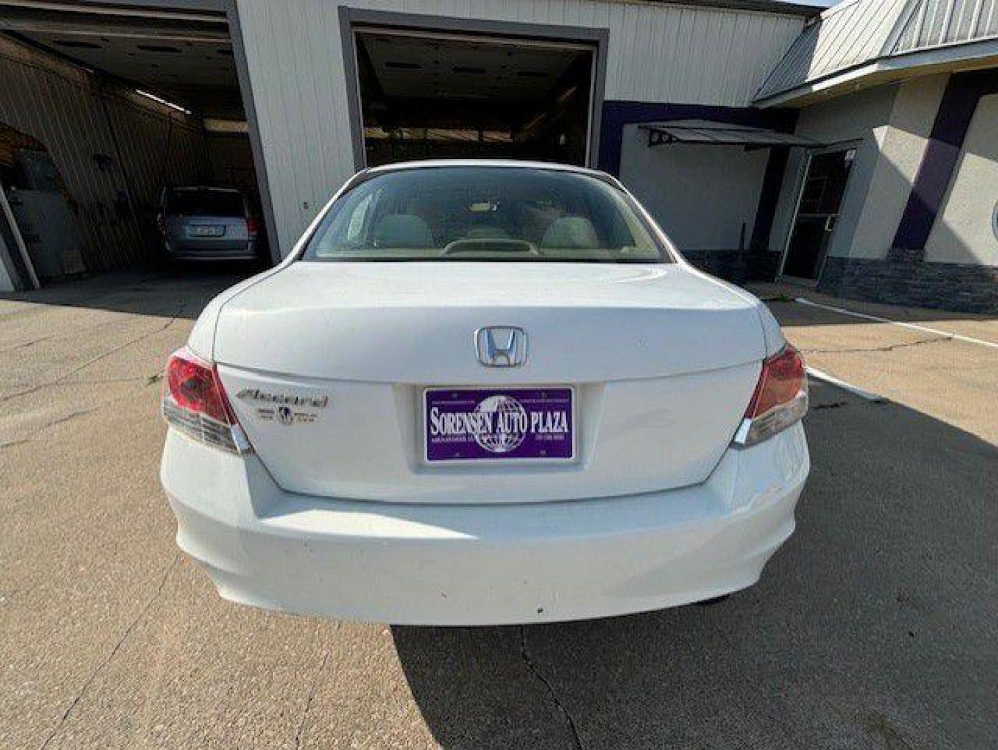 2008 WHITE HONDA ACCORD LXP (JHMCP26418C) with an 2.4L engine, Automatic transmission, located at 1100 W. Sheridan Ave., Shenandoah, 51601, (712) 246-1600, 40.765678, -95.388817 - Photo#2