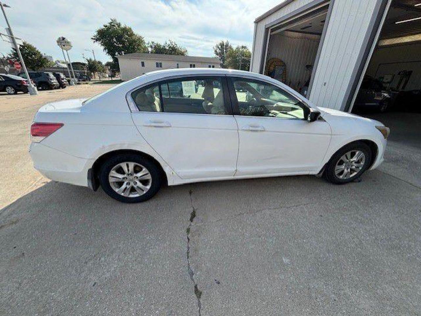 2008 WHITE HONDA ACCORD LXP (JHMCP26418C) with an 2.4L engine, Automatic transmission, located at 1100 W. Sheridan Ave., Shenandoah, 51601, (712) 246-1600, 40.765678, -95.388817 - Photo#4