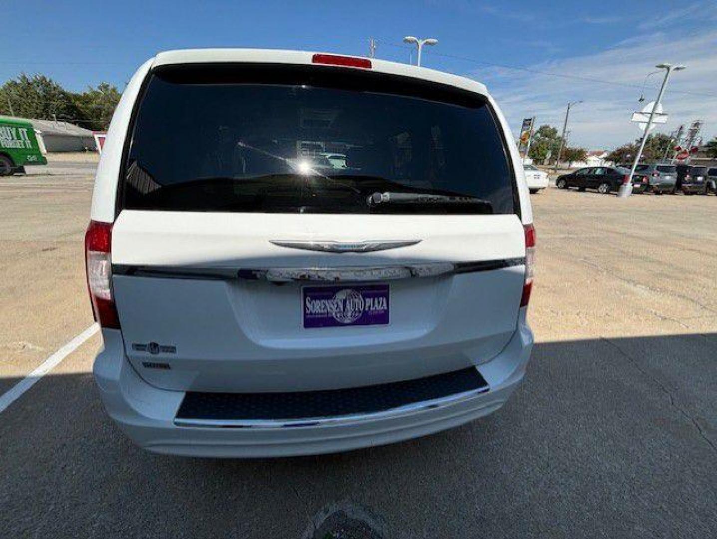 2016 WHITE CHRYSLER TOWN and COUNTRY TOURING (2C4RC1BG6GR) with an 3.6L engine, Automatic transmission, located at 1100 W. Sheridan Ave., Shenandoah, 51601, (712) 246-1600, 40.765678, -95.388817 - Photo#6