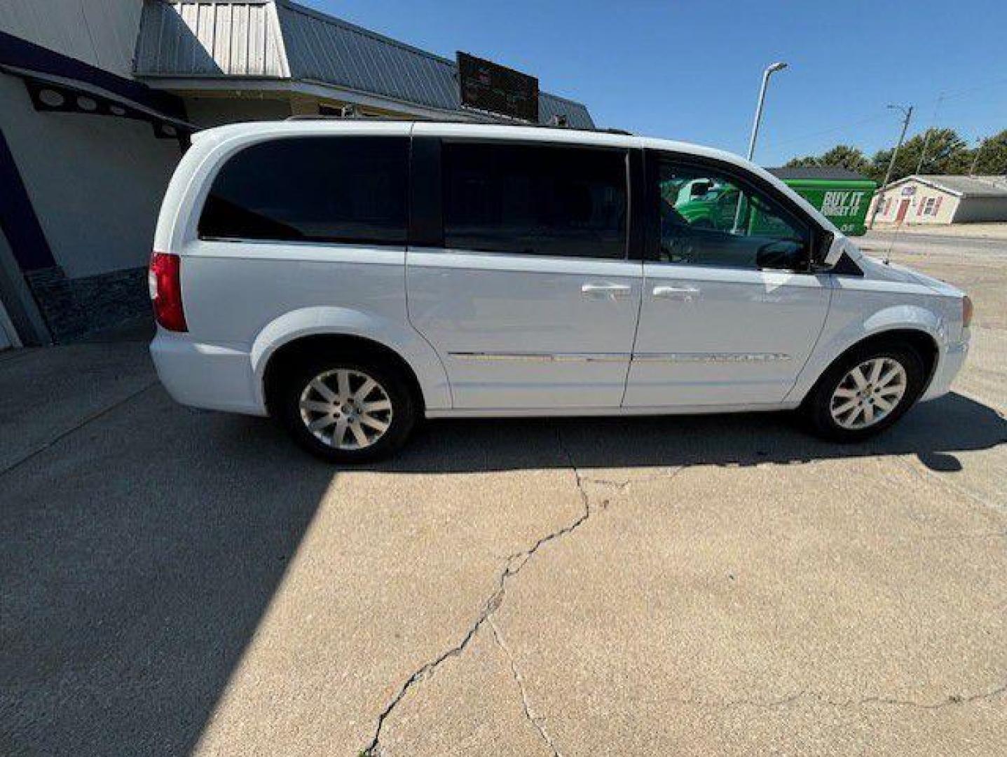 2016 WHITE CHRYSLER TOWN and COUNTRY TOURING (2C4RC1BG6GR) with an 3.6L engine, Automatic transmission, located at 1100 W. Sheridan Ave., Shenandoah, 51601, (712) 246-1600, 40.765678, -95.388817 - Photo#8