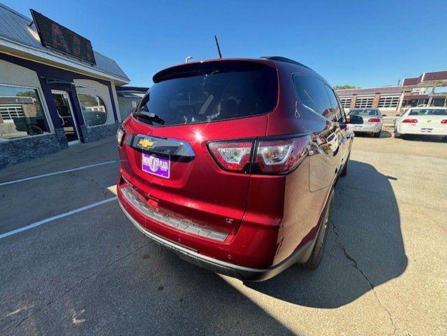 2017 RED CHEVROLET TRAVERSE LT (1GNKVGKD1HJ) with an 3.6L engine, Automatic transmission, located at 1100 W. Sheridan Ave., Shenandoah, 51601, (712) 246-1600, 40.765678, -95.388817 - Photo#7