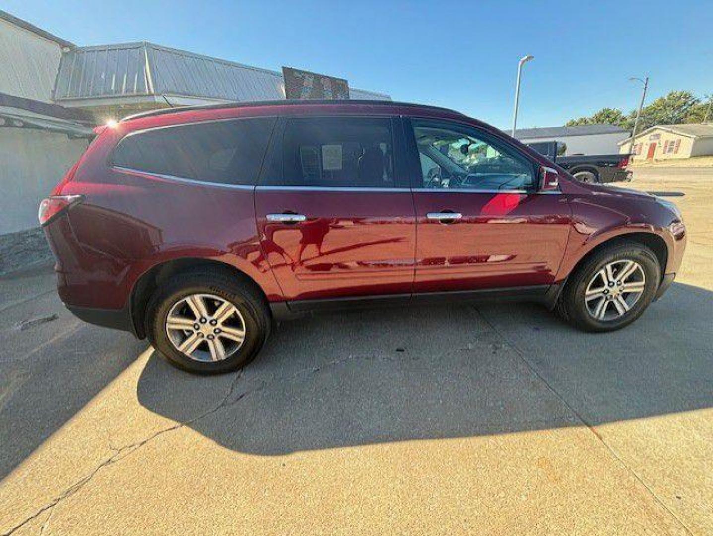 2017 RED CHEVROLET TRAVERSE LT (1GNKVGKD1HJ) with an 3.6L engine, Automatic transmission, located at 1100 W. Sheridan Ave., Shenandoah, 51601, (712) 246-1600, 40.765678, -95.388817 - Photo#8