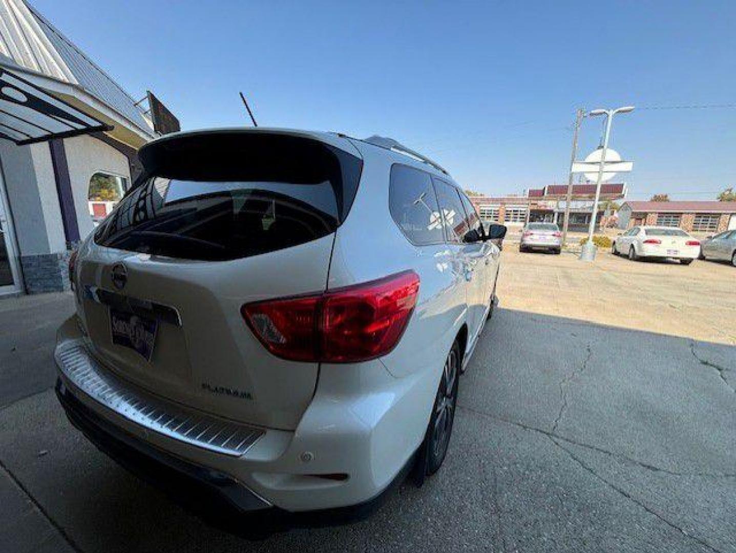 2017 WHITE NISSAN PATHFINDER S (5N1DR2MN4HC) with an 3.5L engine, Continuously Variable transmission, located at 1100 W. Sheridan Ave., Shenandoah, 51601, (712) 246-1600, 40.765678, -95.388817 - Photo#6