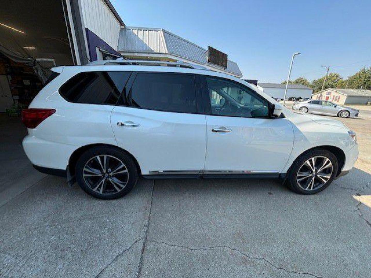 2017 WHITE NISSAN PATHFINDER S (5N1DR2MN4HC) with an 3.5L engine, Continuously Variable transmission, located at 1100 W. Sheridan Ave., Shenandoah, 51601, (712) 246-1600, 40.765678, -95.388817 - Photo#8