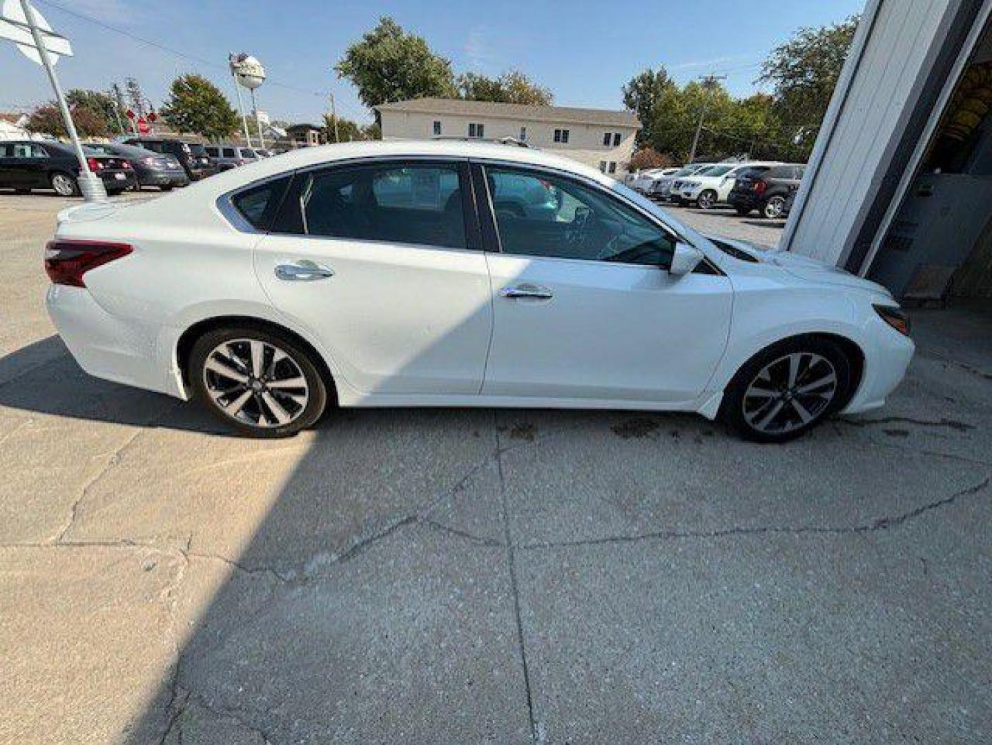 2017 WHITE NISSAN ALTIMA 2.5 (1N4AL3AP5HC) with an 2.5L engine, Continuously Variable transmission, located at 1100 W. Sheridan Ave., Shenandoah, 51601, (712) 246-1600, 40.765678, -95.388817 - Photo#7