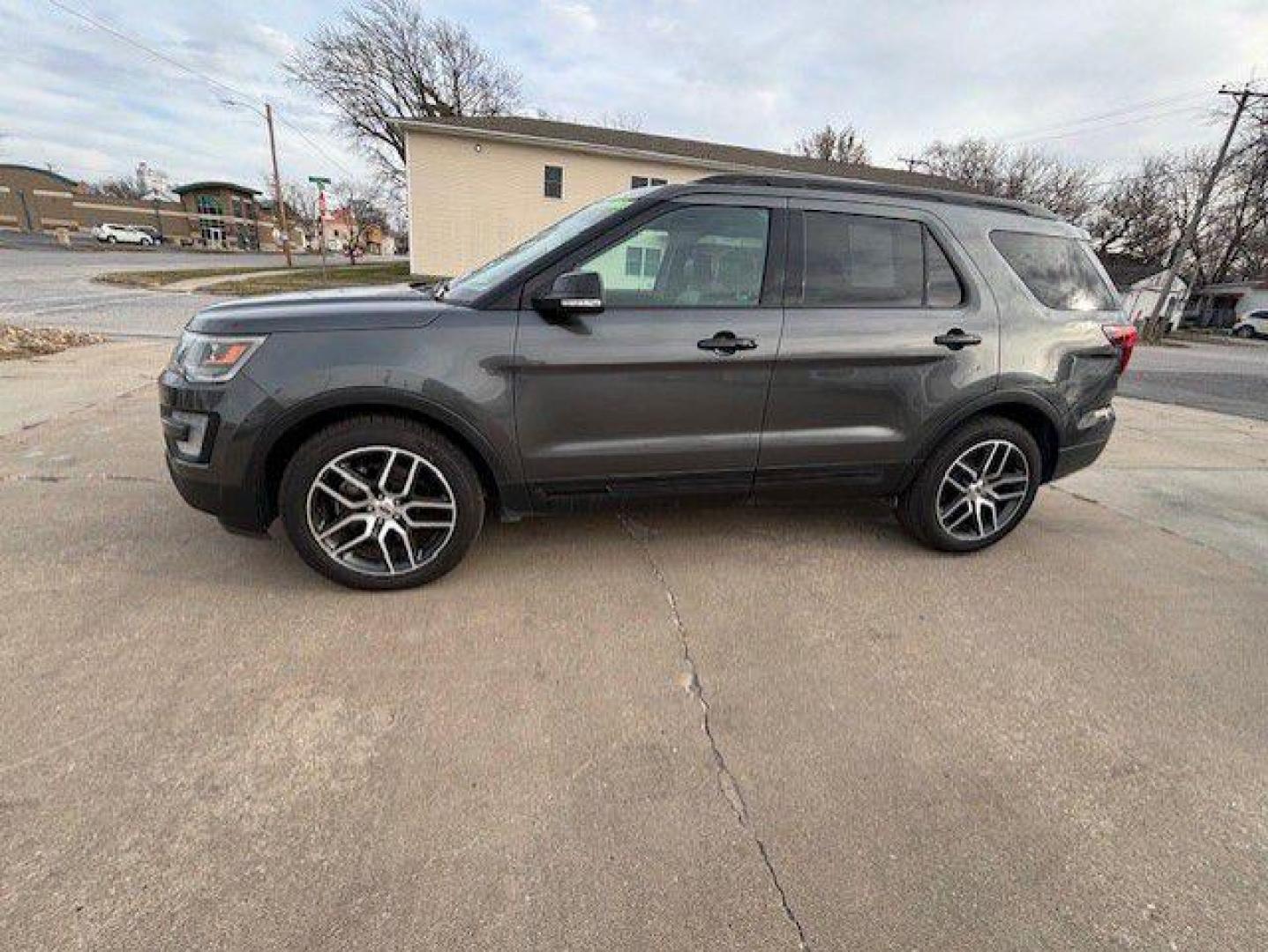 2017 GRAY FORD EXPLORER SPORT (1FM5K8GT1HG) with an 3.5L engine, Automatic transmission, located at 1100 W. Sheridan Ave., Shenandoah, 51601, (712) 246-1600, 40.765678, -95.388817 - Photo#1