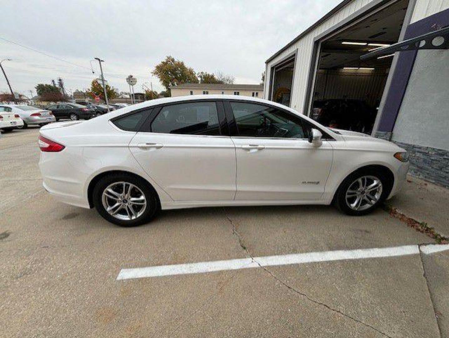 2015 WHITE FORD FUSION SE HYBRID (3FA6P0LU1FR) with an 2.0L engine, Continuously Variable transmission, located at 1100 W. Sheridan Ave., Shenandoah, 51601, (712) 246-1600, 40.765678, -95.388817 - Photo#7