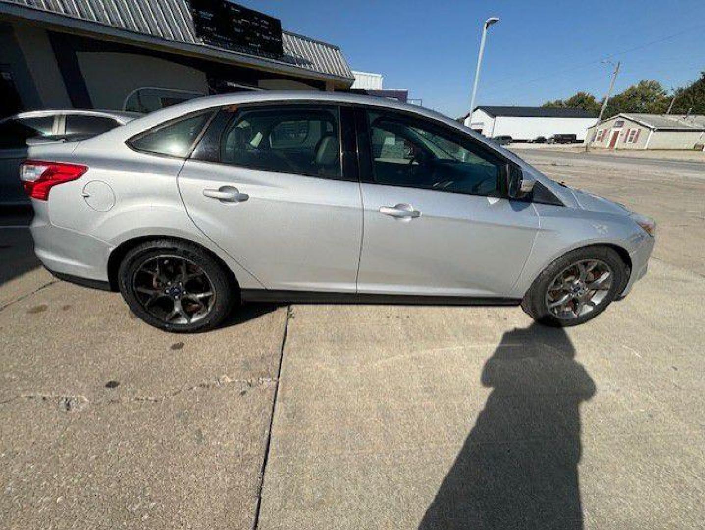 2013 SILVER FORD FOCUS SE (1FADP3F29DL) with an 2.0L engine, Automatic transmission, located at 1100 W. Sheridan Ave., Shenandoah, 51601, (712) 246-1600, 40.765678, -95.388817 - Photo#4