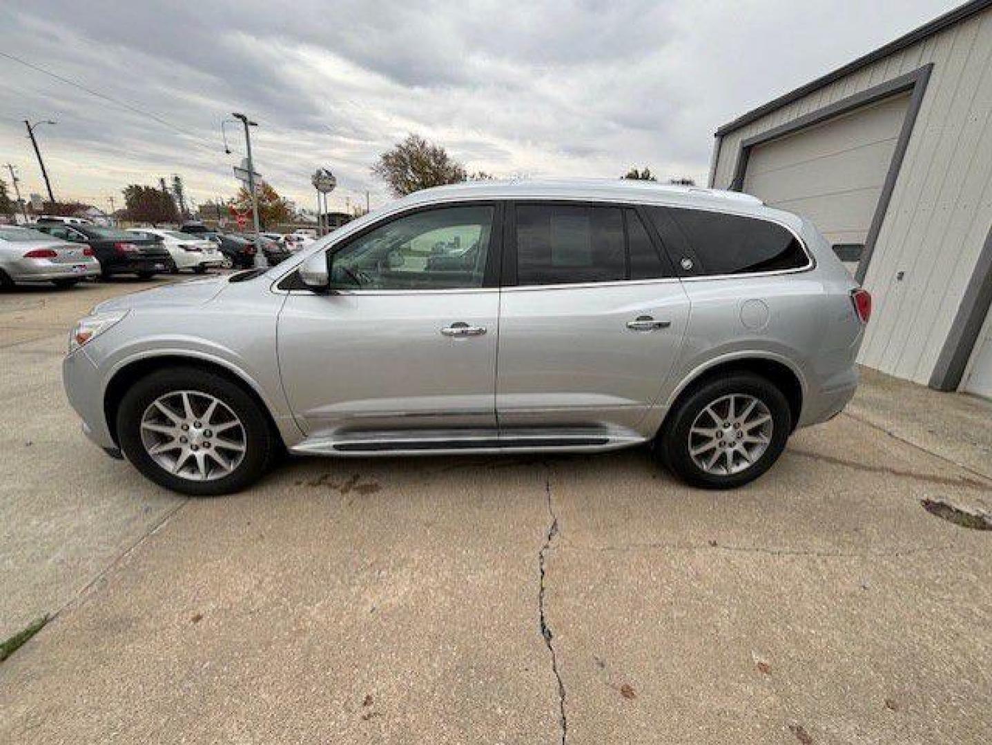 2016 SILVER BUICK ENCLAVE (5GAKVBKD5GJ) with an 3.6L engine, Automatic transmission, located at 1100 W. Sheridan Ave., Shenandoah, 51601, (712) 246-1600, 40.765678, -95.388817 - Photo#1