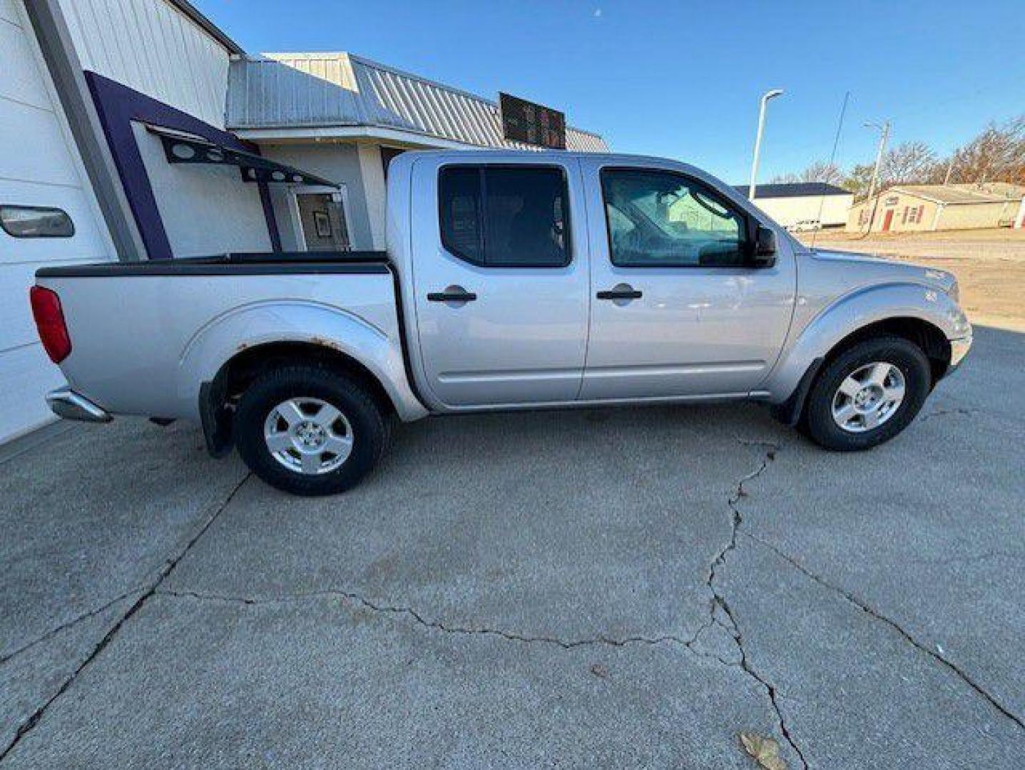 2006 SILVER NISSAN FRONTIER CREW CAB LE (1N6AD07W86C) with an 4.0L engine, Automatic transmission, located at 1100 W. Sheridan Ave., Shenandoah, 51601, (712) 246-1600, 40.765678, -95.388817 - Photo#7