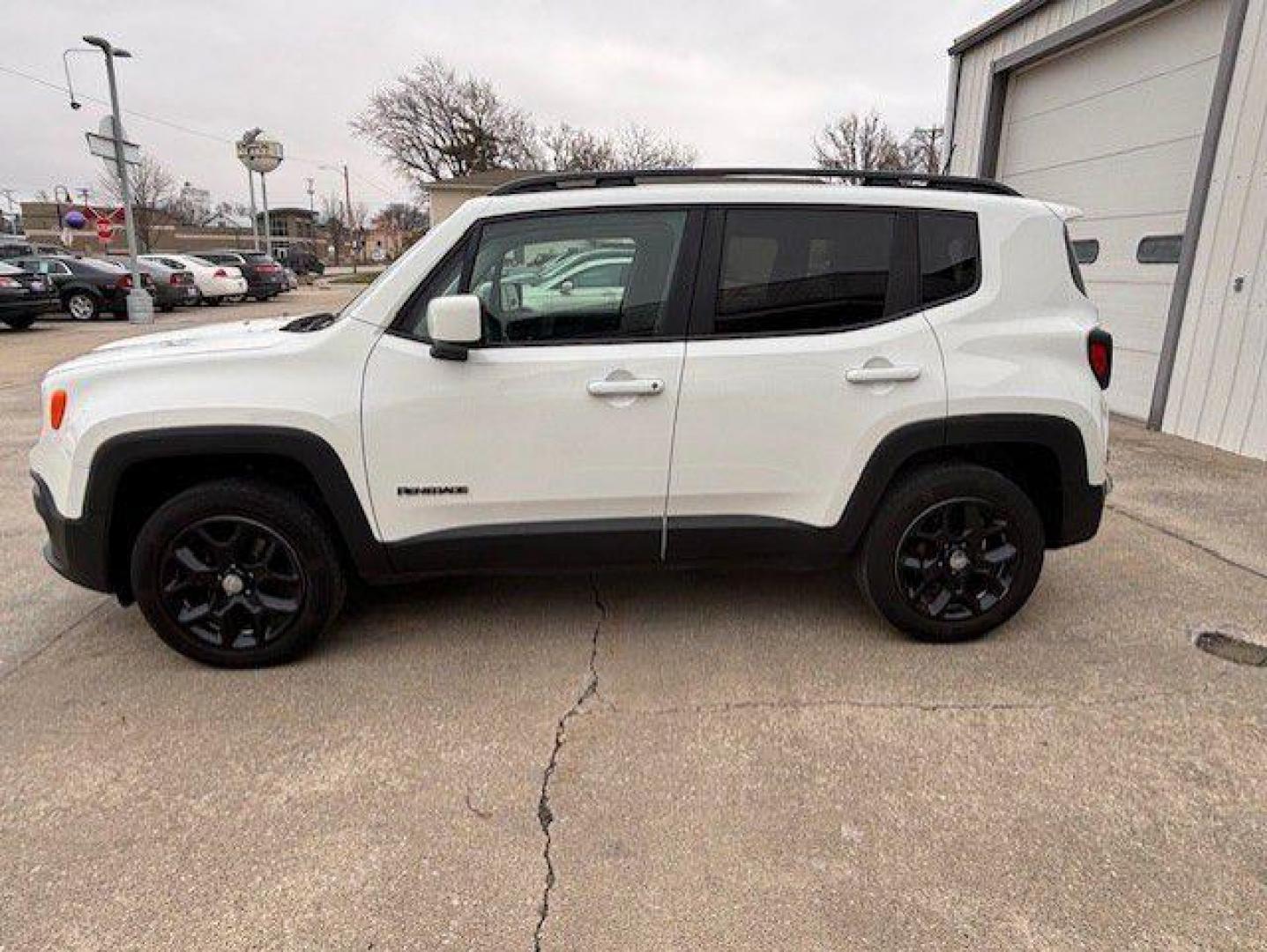 2018 WHITE JEEP RENEGADE LATITUDE (ZACCJBBB8JP) with an 2.4L engine, Automatic transmission, located at 1100 W. Sheridan Ave., Shenandoah, 51601, (712) 246-1600, 40.765678, -95.388817 - Photo#1