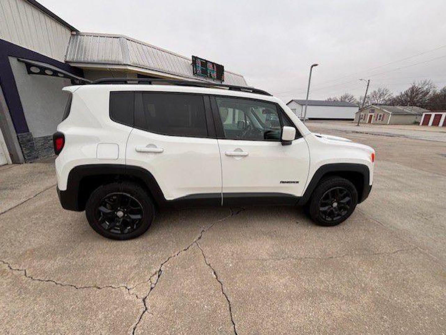 2018 WHITE JEEP RENEGADE LATITUDE (ZACCJBBB8JP) with an 2.4L engine, Automatic transmission, located at 1100 W. Sheridan Ave., Shenandoah, 51601, (712) 246-1600, 40.765678, -95.388817 - Photo#6