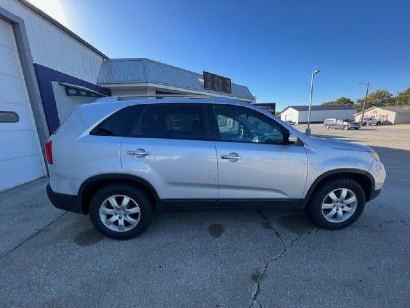 2012 SILVER KIA SORENTO BASE (5XYKT3A69CG) with an 2.4L engine, Automatic transmission, located at 1100 W. Sheridan Ave., Shenandoah, 51601, (712) 246-1600, 40.765678, -95.388817 - Photo#5