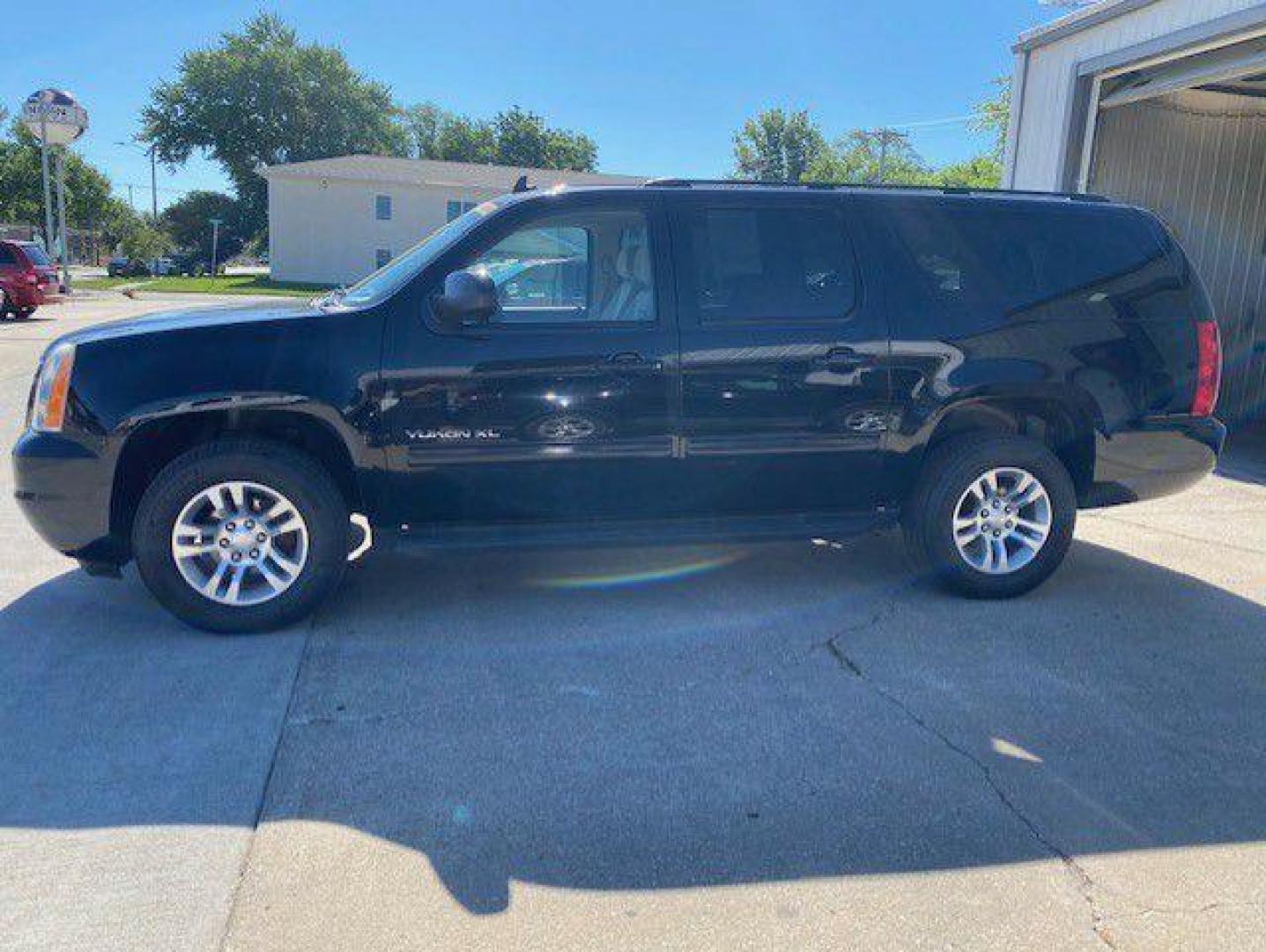 2011 BLACK GMC YUKON XL 1500 SLE (1GKS2HE39BR) with an 5.3L engine, Automatic transmission, located at 1100 W. Sheridan Ave., Shenandoah, 51601, (712) 246-1600, 40.765678, -95.388817 - Photo#2