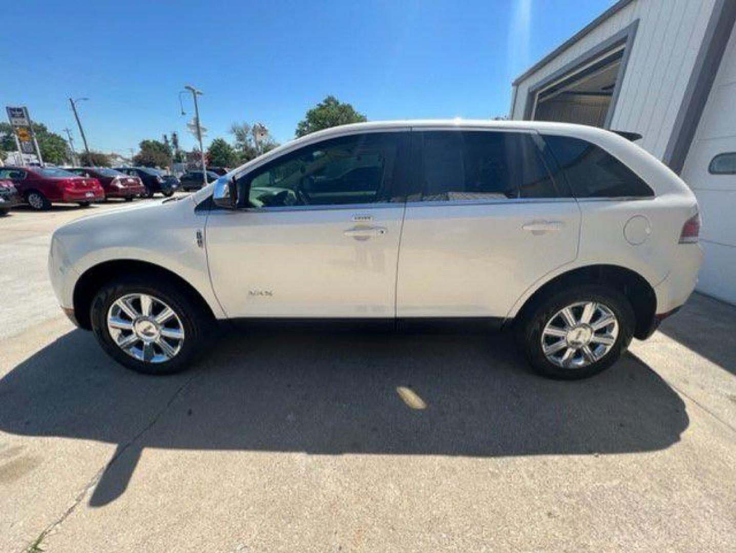 2007 WHITE LINCOLN MKX (2LMDU88C67B) with an 3.5L engine, Automatic transmission, located at 1100 W. Sheridan Ave., Shenandoah, 51601, (712) 246-1600, 40.765678, -95.388817 - Photo#2