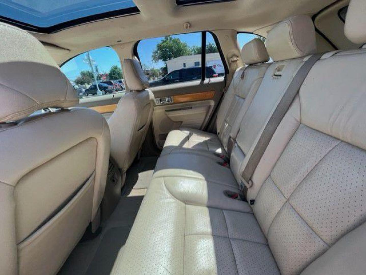 2007 WHITE LINCOLN MKX (2LMDU88C67B) with an 3.5L engine, Automatic transmission, located at 1100 W. Sheridan Ave., Shenandoah, 51601, (712) 246-1600, 40.765678, -95.388817 - Photo#4