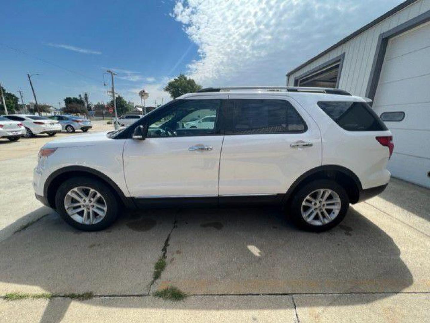 2014 WHITE FORD EXPLORER XLT (1FM5K8D83EG) with an 3.5L engine, Automatic transmission, located at 1100 W. Sheridan Ave., Shenandoah, 51601, (712) 246-1600, 40.765678, -95.388817 - Photo#2
