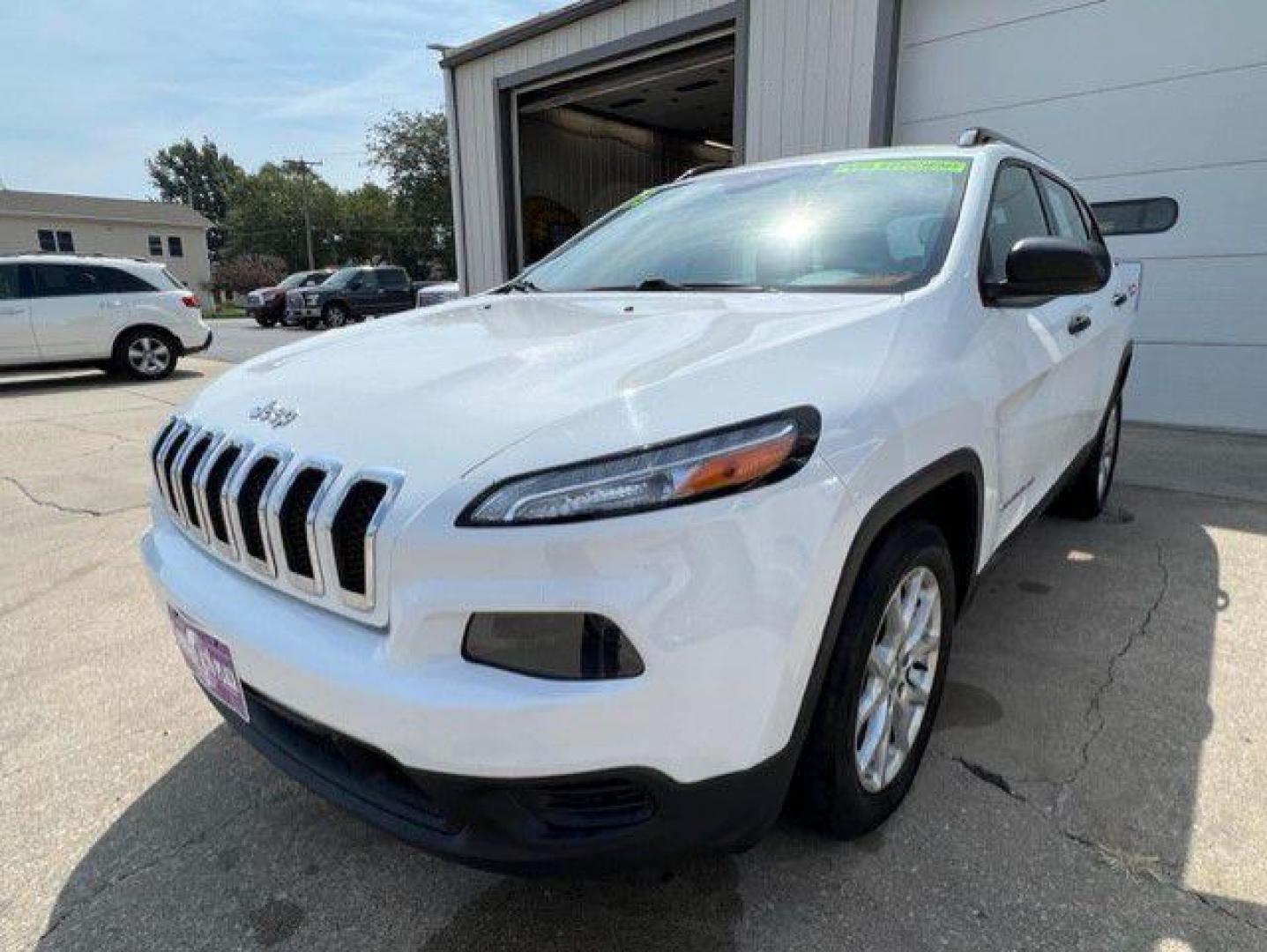2015 WHITE JEEP CHEROKEE SPORT (1C4PJLAB4FW) with an 2.4L engine, Automatic transmission, located at 1100 W. Sheridan Ave., Shenandoah, 51601, (712) 246-1600, 40.765678, -95.388817 - Photo#0